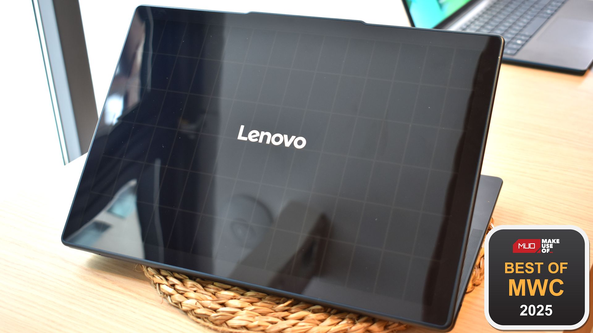 پنل عقب لپ تاپ شارژ خورشیدی Lenovo در MWC 2025 با جایزه