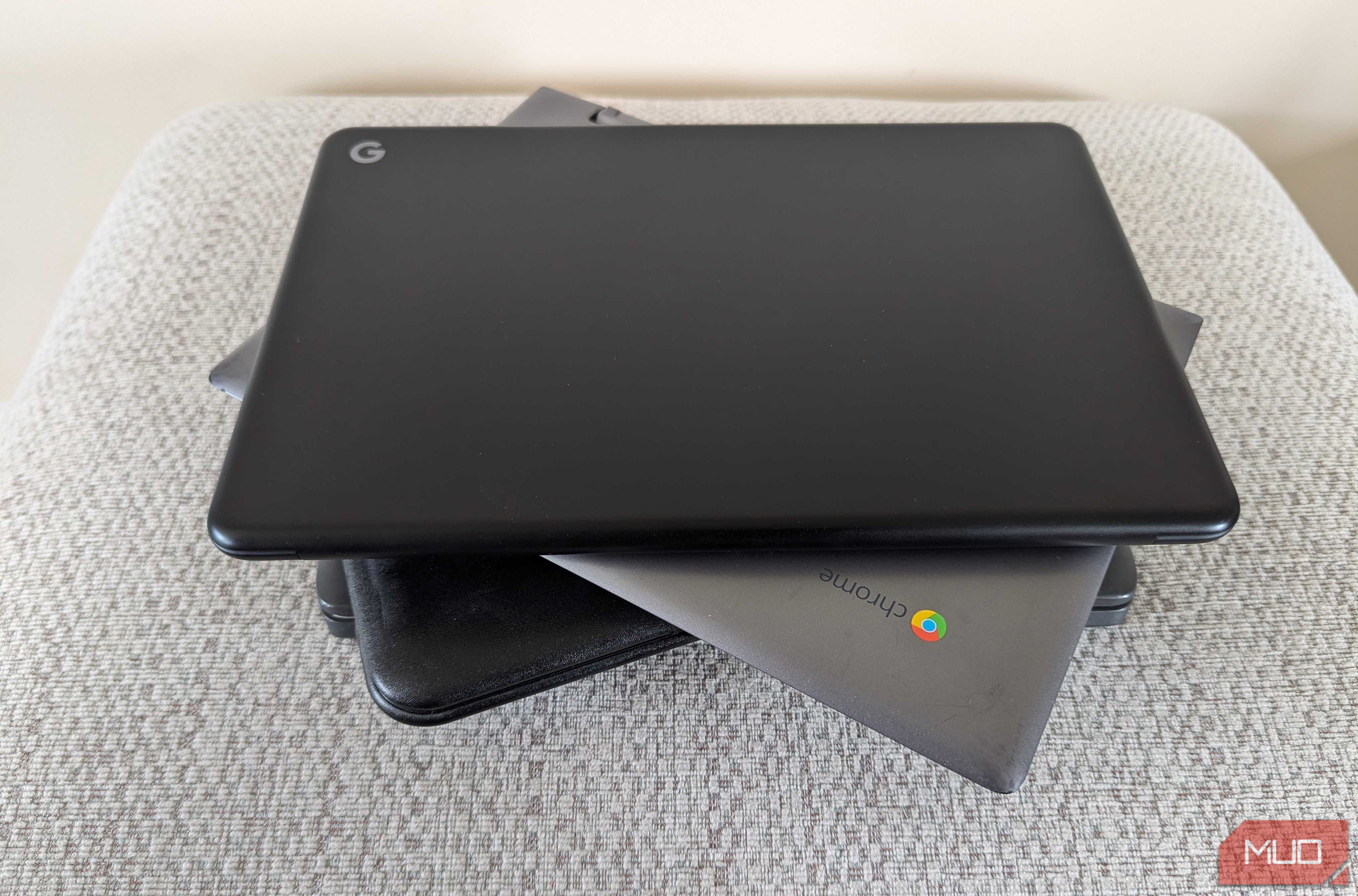 چندین Chromebooks در یک شمع روی یک پایه پله جمع شده اند