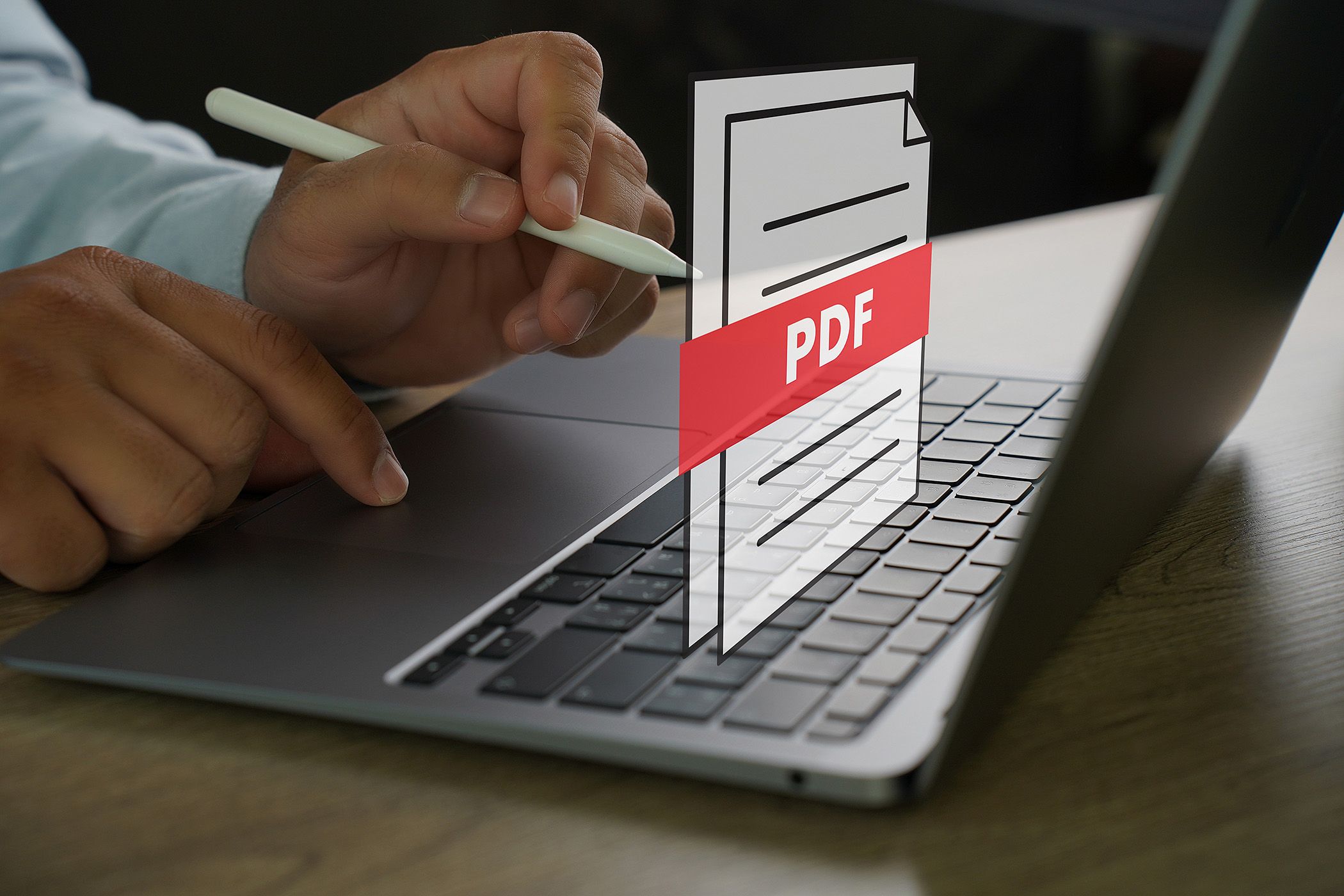 شخصی که از لپ تاپ با نماد PDF پیش بینی شده روی آن استفاده می کند
