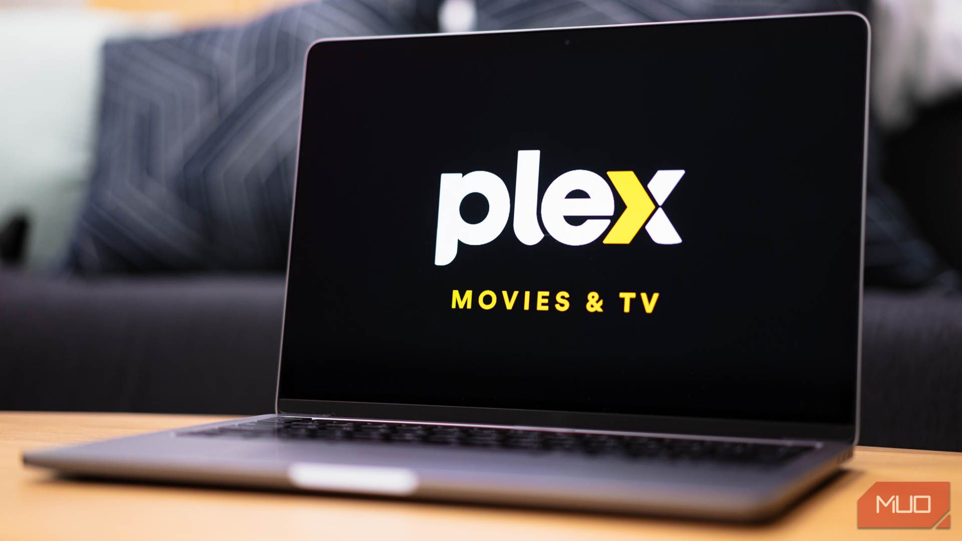 آرم plex که بر روی مانیتور لپ تاپ نمایش داده می شود
