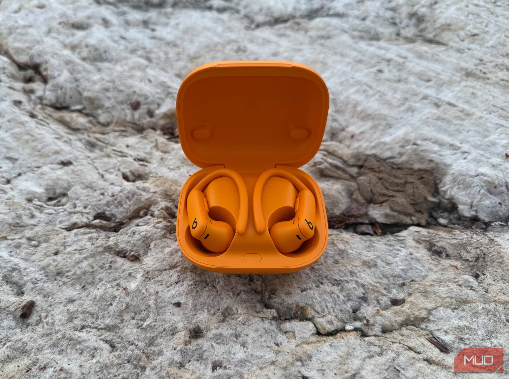 PowerBeats Pro 2 با Case On Concrete باز است