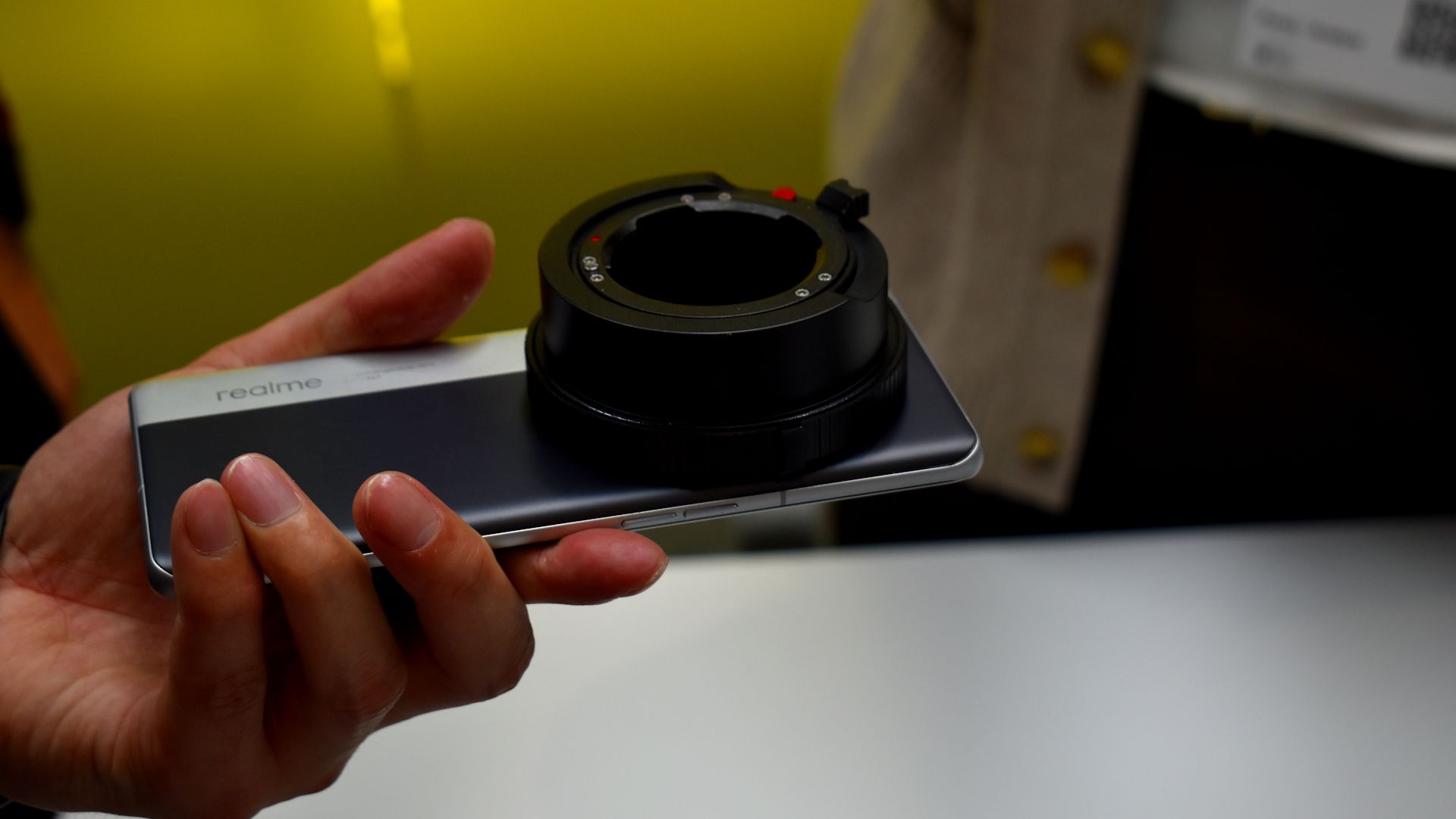 نگهدارنده لنز مفهوم تلفن هوشمند Realme Ultra Smart در MWC 2025