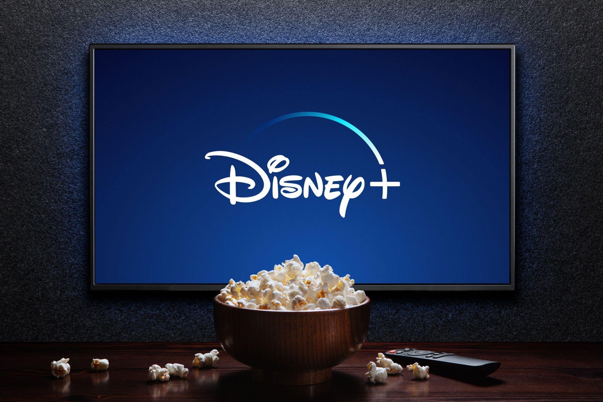 دیزنی+ روی صفحه نمایش با پاپ کورن روی یک میز