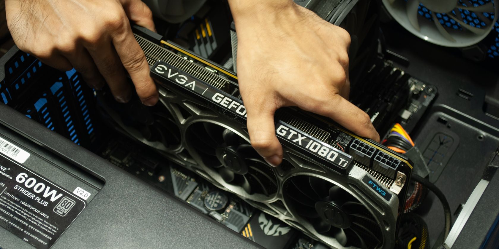 شکاف در کارت گرافیک به شکاف PCIE