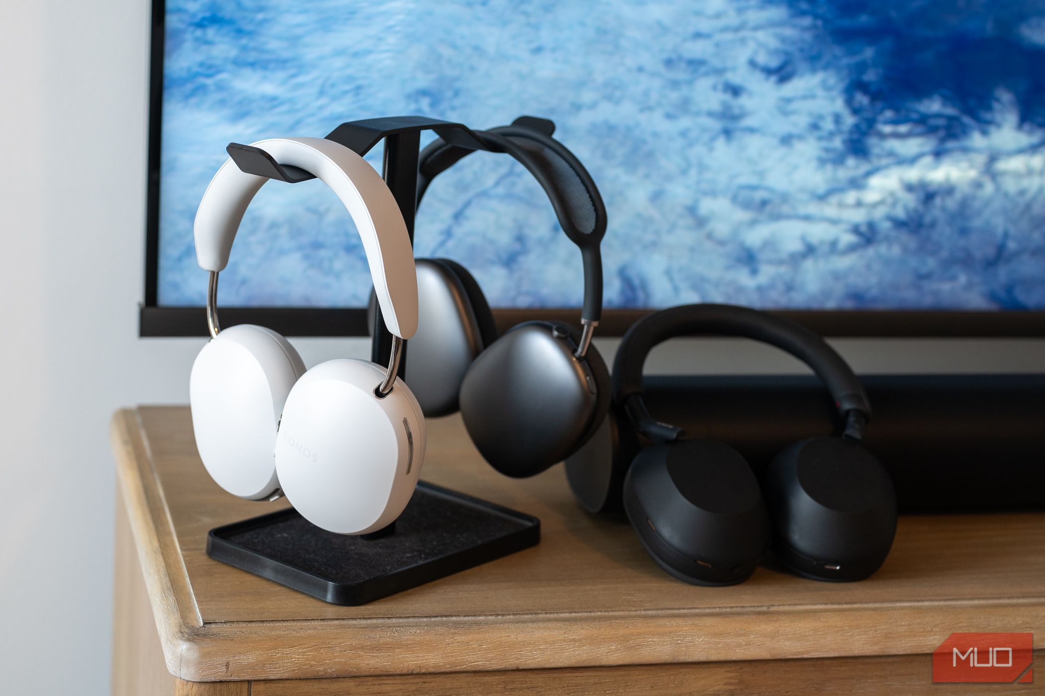 هدفون Sonos Ace که روی یک ایستاده کنار Apple Airpods Max و Sony Sony WH-1000xm5 نشسته اند