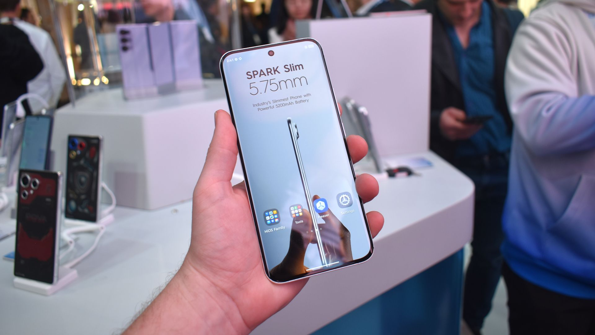 تلفن فوق العاده باریک Tecno Spark Slim Slim در MWC 2025