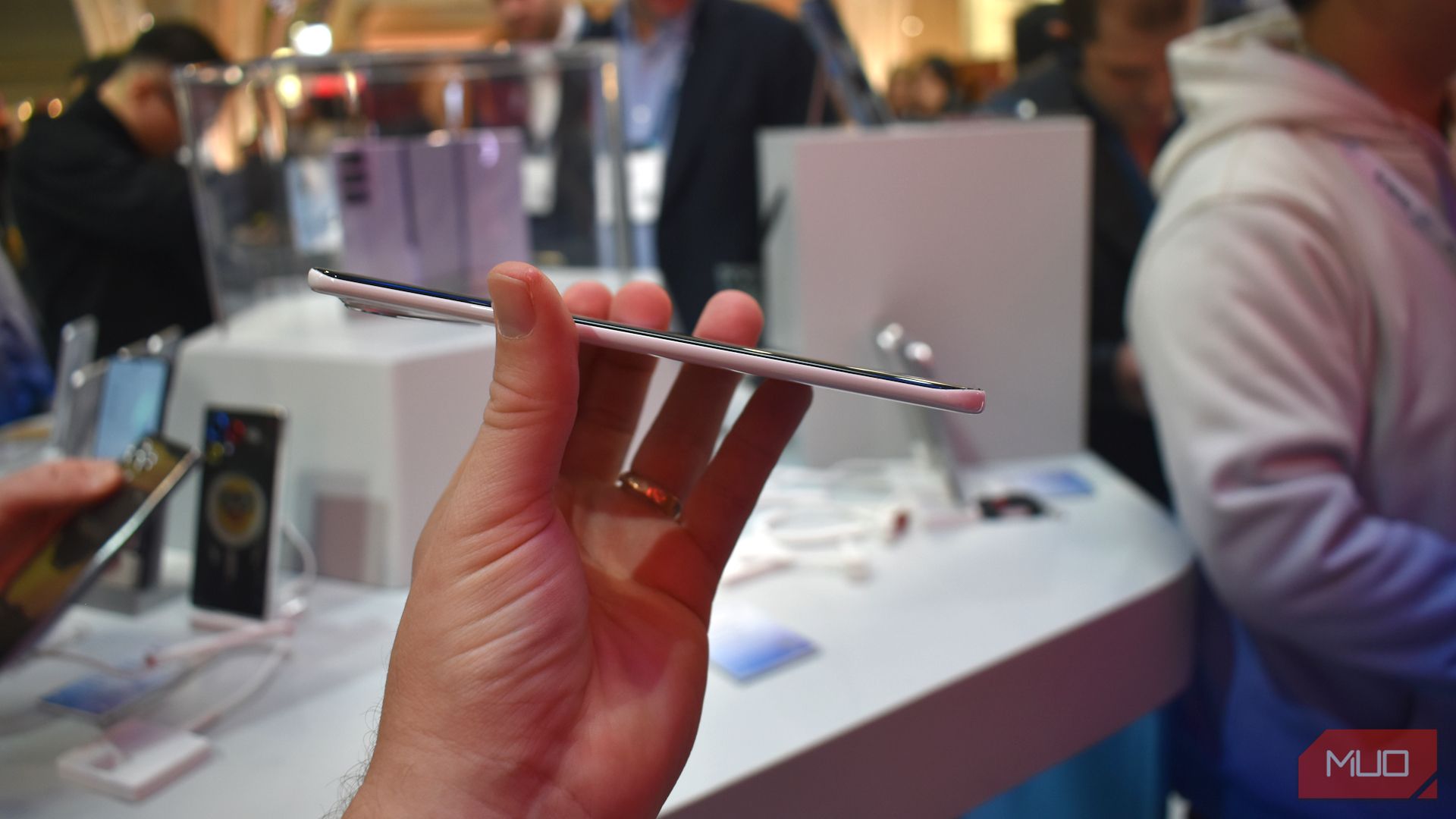 نمای تلفن Tecno Spark Slim Ultra Slim در MWC 2025