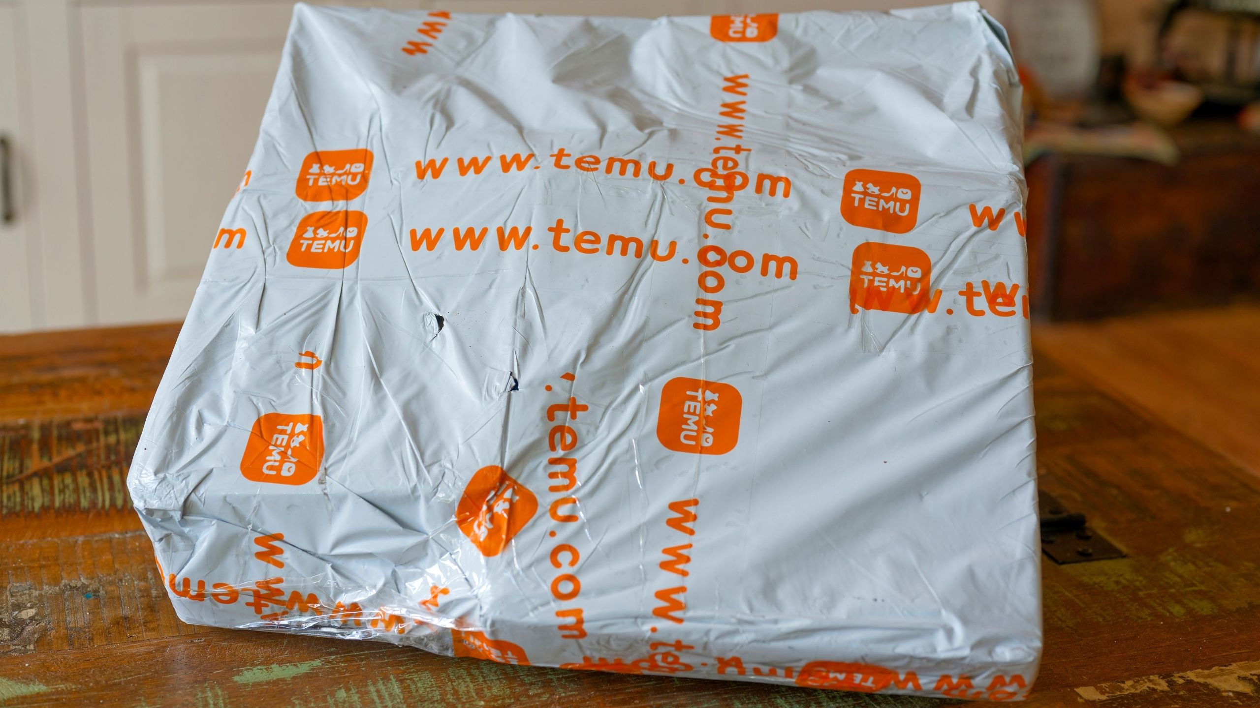 بسته TEMU روی یک میز