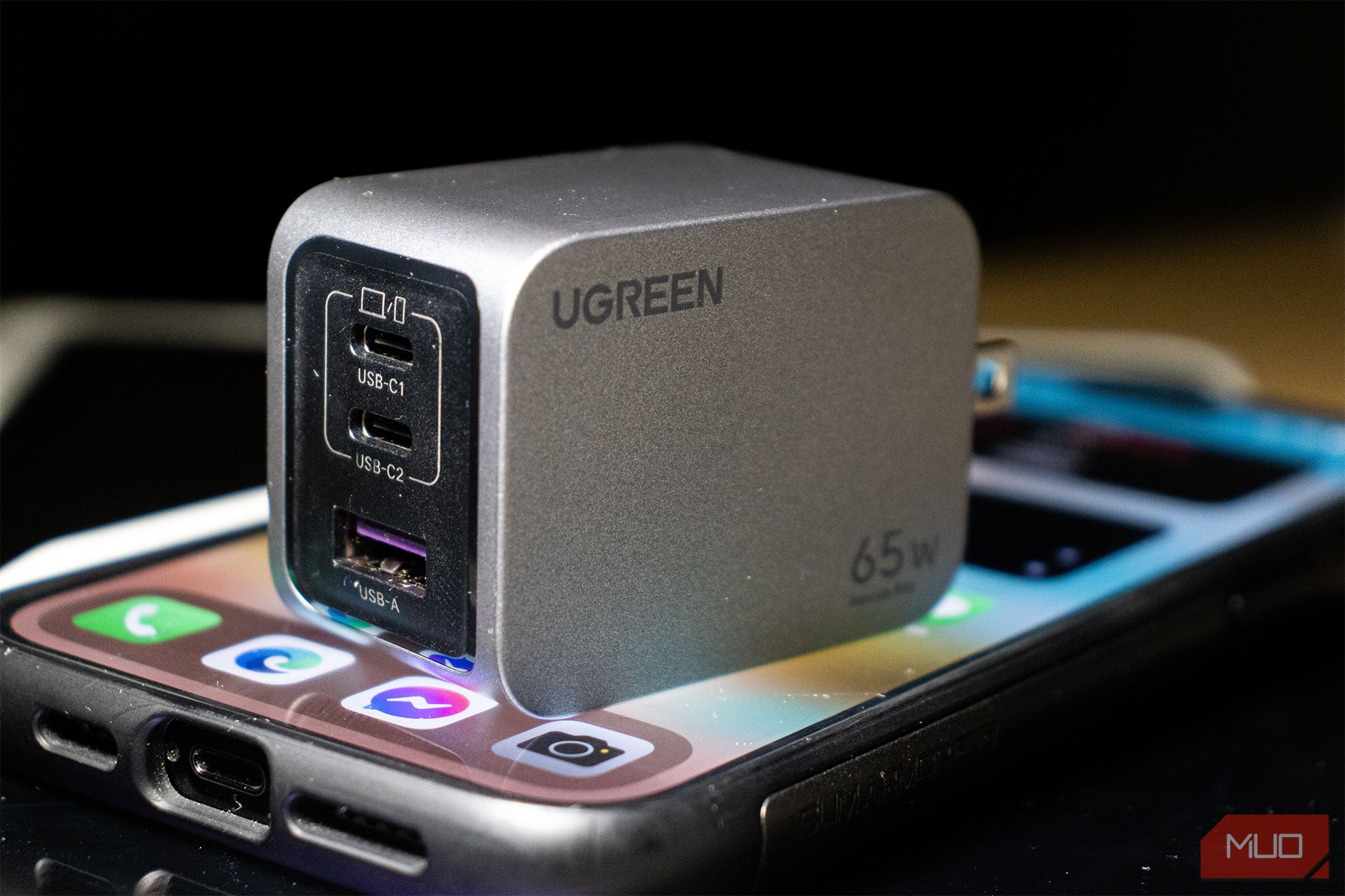 شارژر Ugreen Nexode Pro 65W در آیفون 14 Pro Max