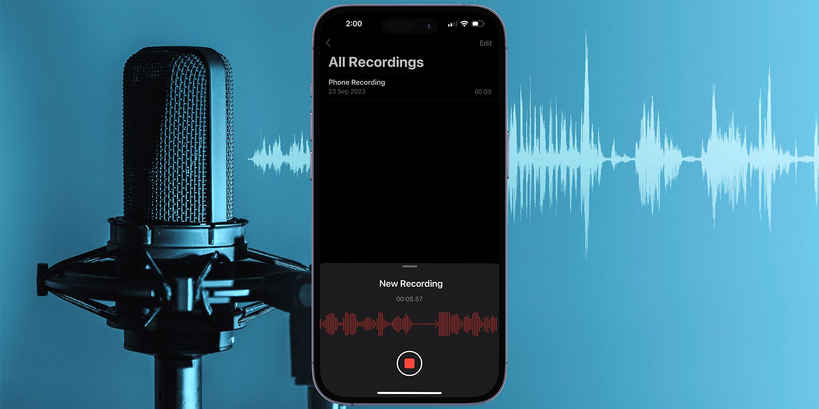 برنامه Memos Voice در ضبط آیفون با میکروفون استودیو در کنار آن