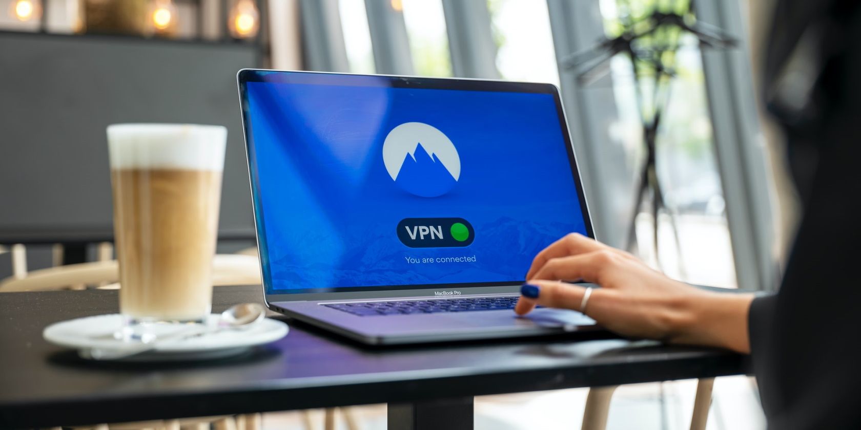 با استفاده از VPN در یک کافه