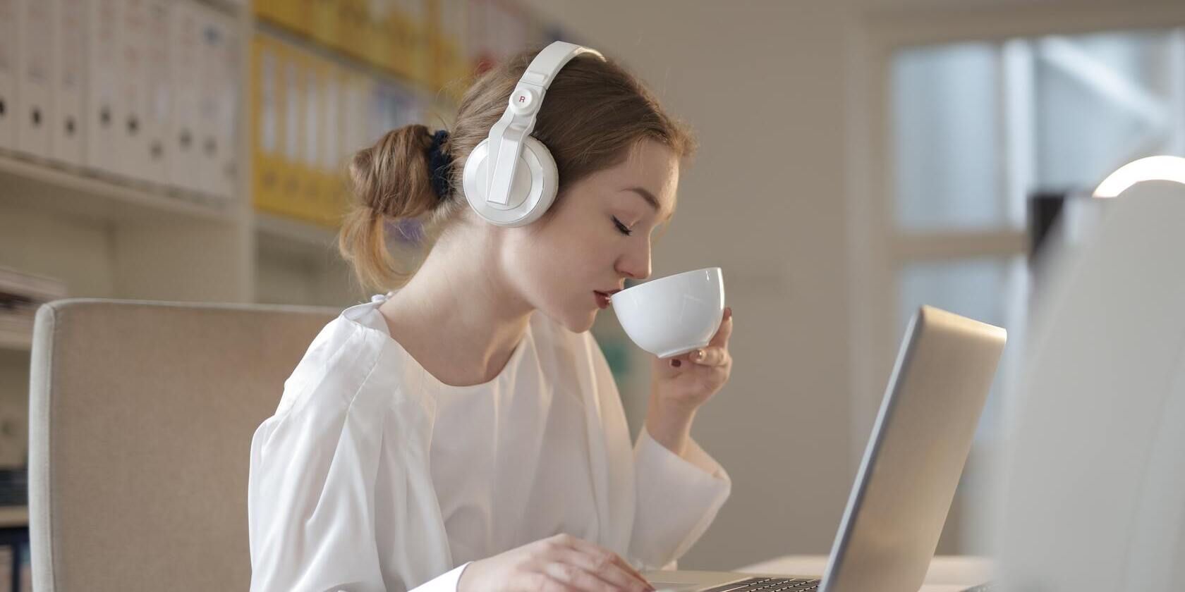 زن در هنگام کار از هدفون استفاده می کند