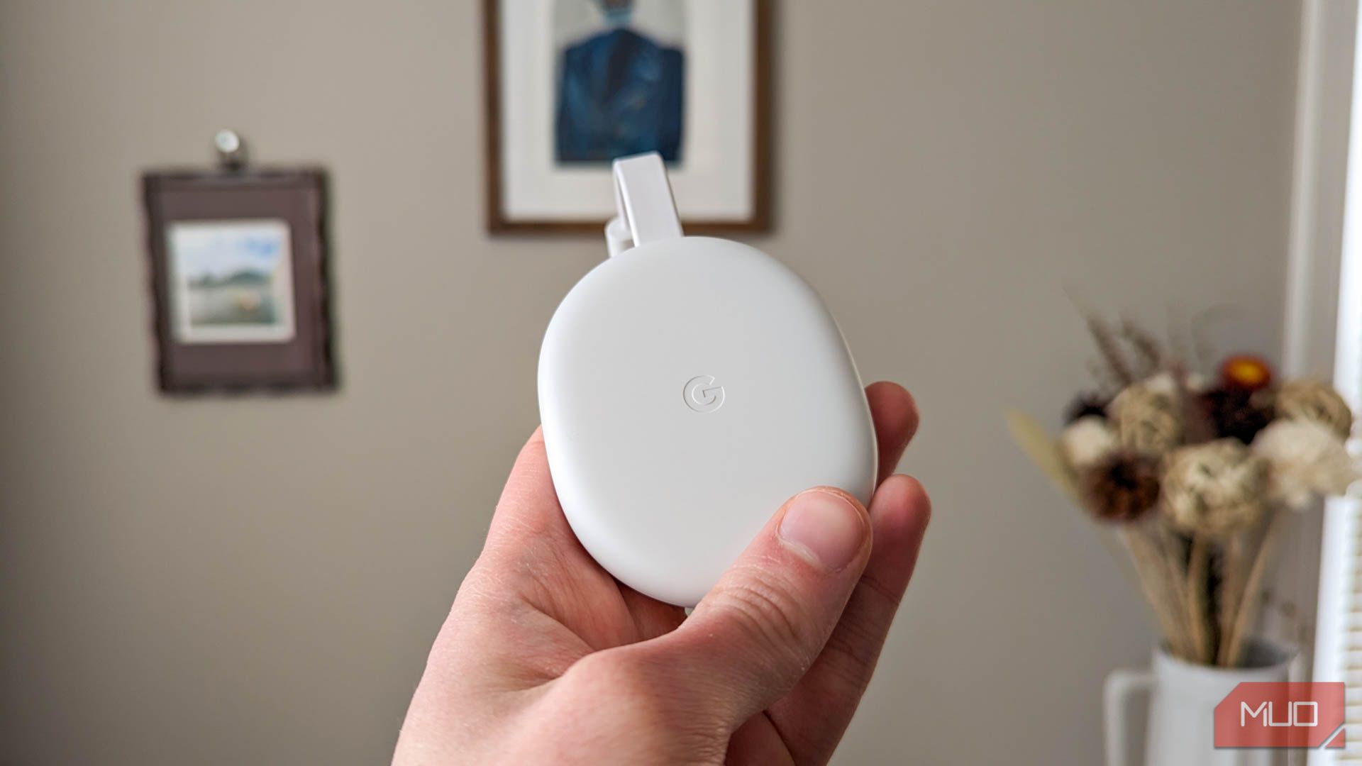 شخصی که یک Chromecast 4K را با Google TV برگزار می کند