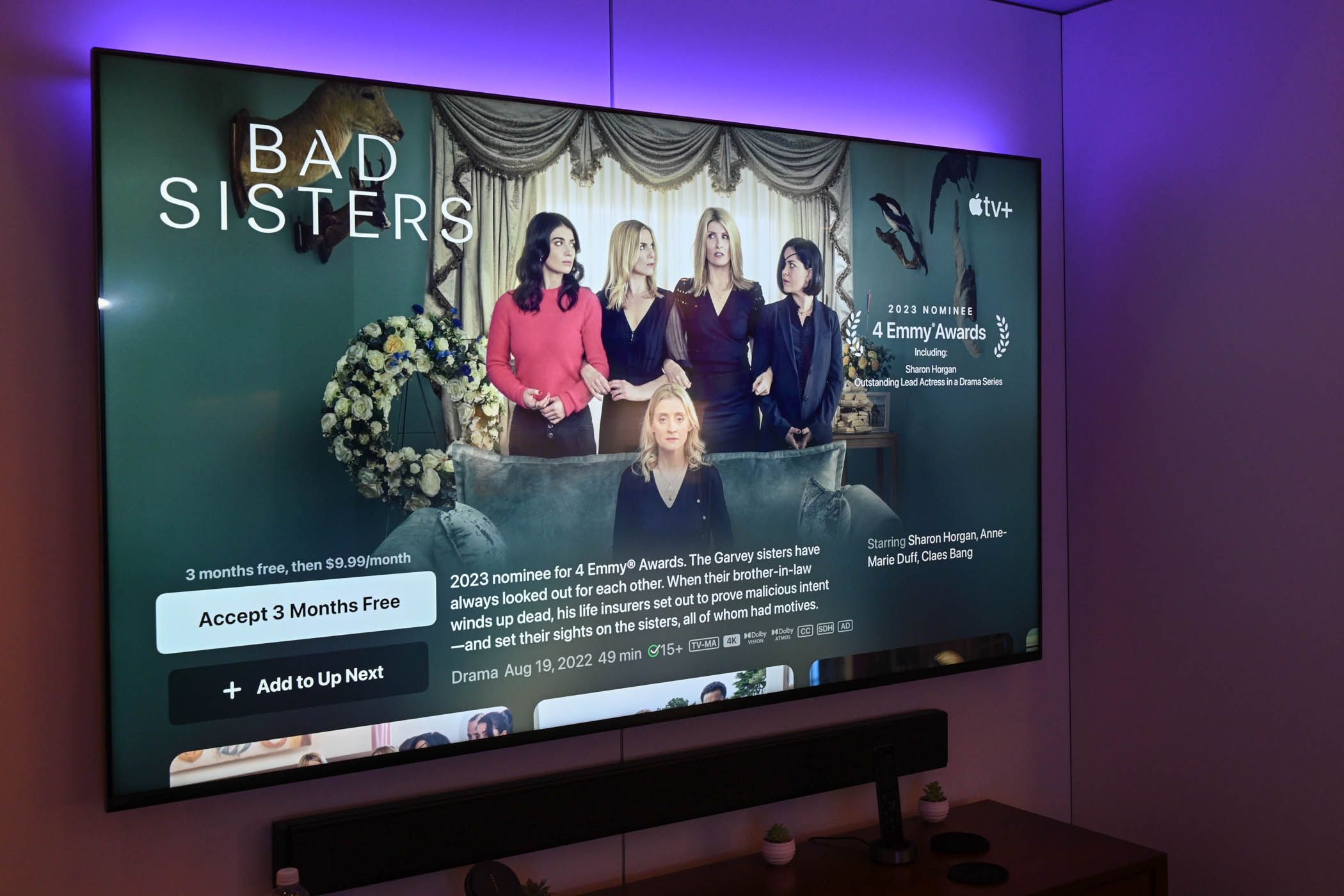چراغ های رنگی پشت یک تلویزیون هوشمند با Apple TV Open Open