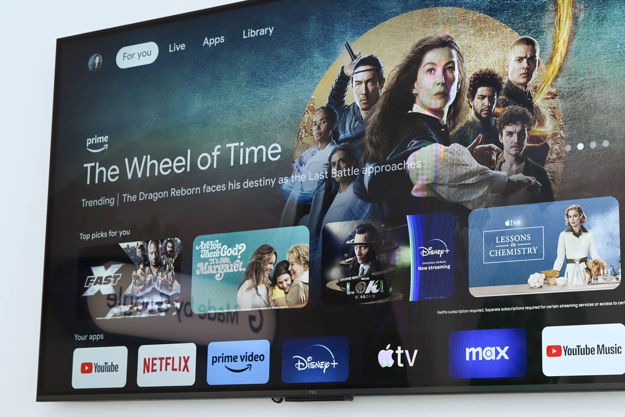 یک تلویزیون هوشمند در صفحه اصلی آن ، برنامه هایی را برای YouTube ، Netflix ، Prime Video و موارد دیگر نشان می دهد