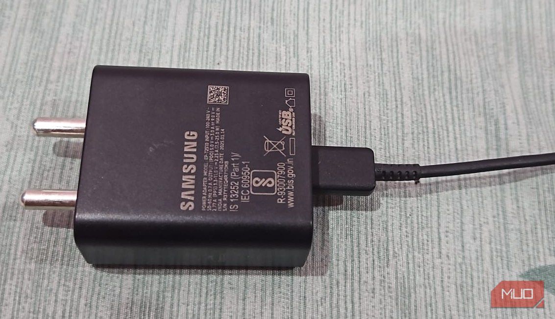 شارژر گان سامسونگ 25W روی میز قرار می گیرد
