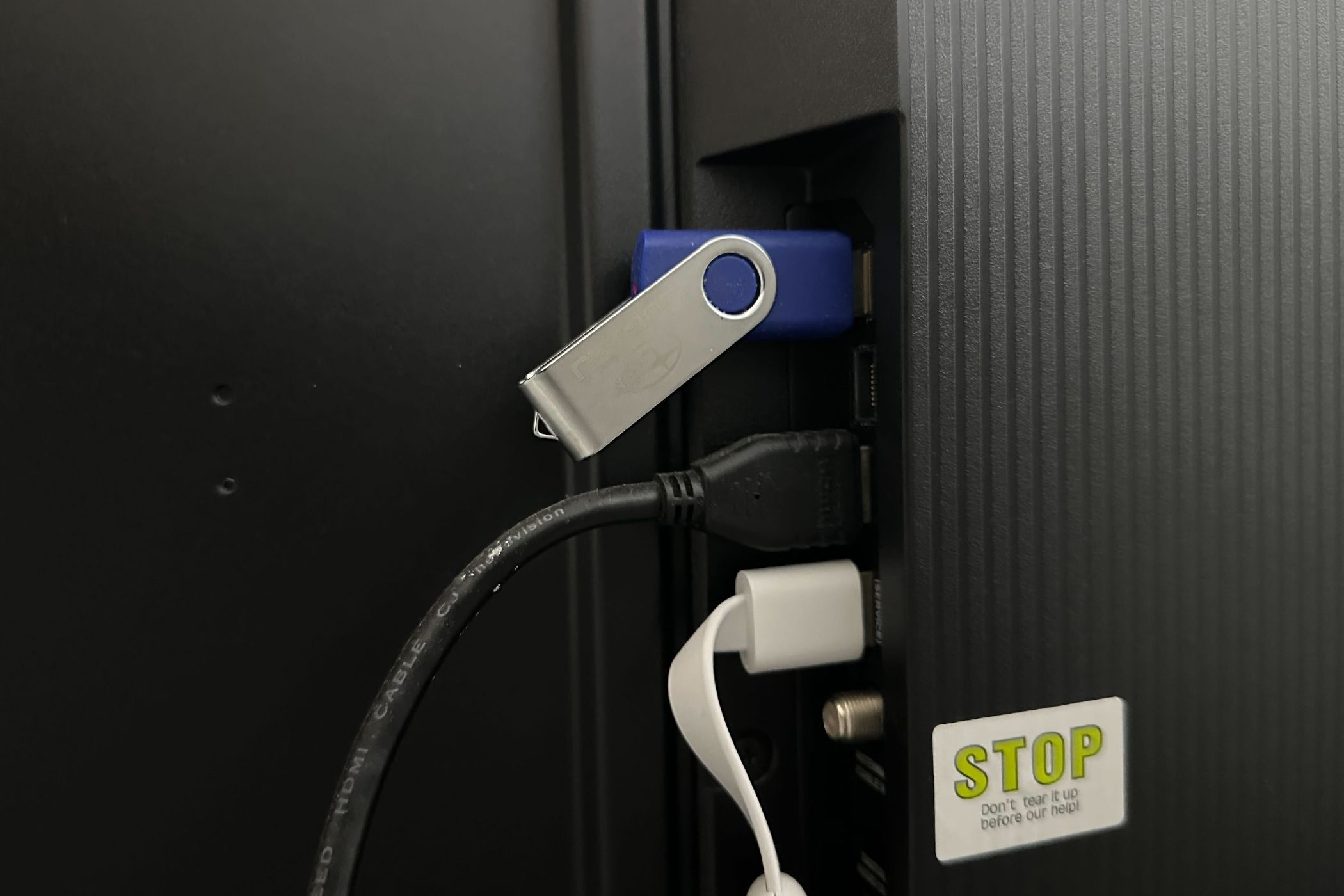 یک درایو USB حاوی فیلم های متصل به تلویزیون