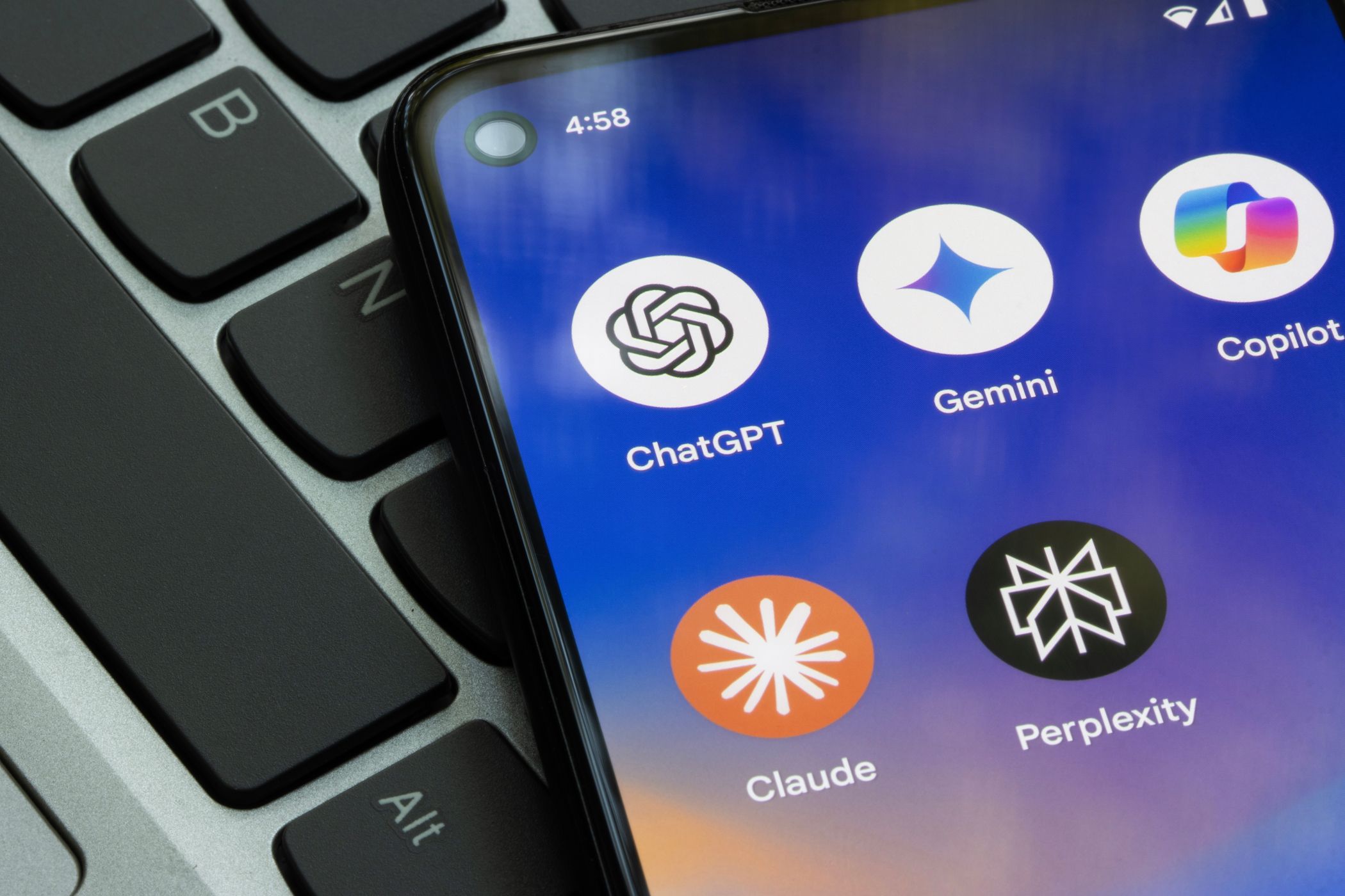 برنامه های AI Chatbot در صفحه تلفن هوشمند.