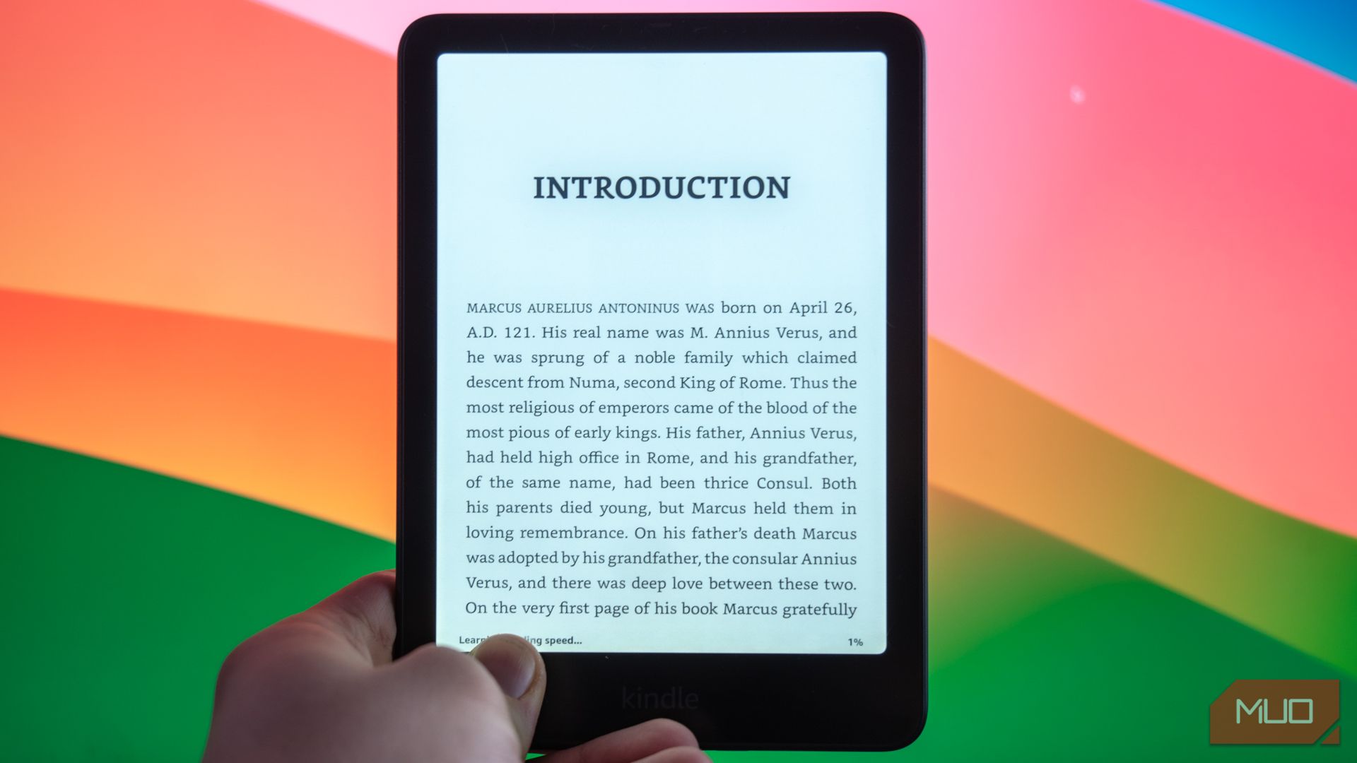 نسخه امضای آمازون Kindle Paperwhite در مقابل مانیتور.