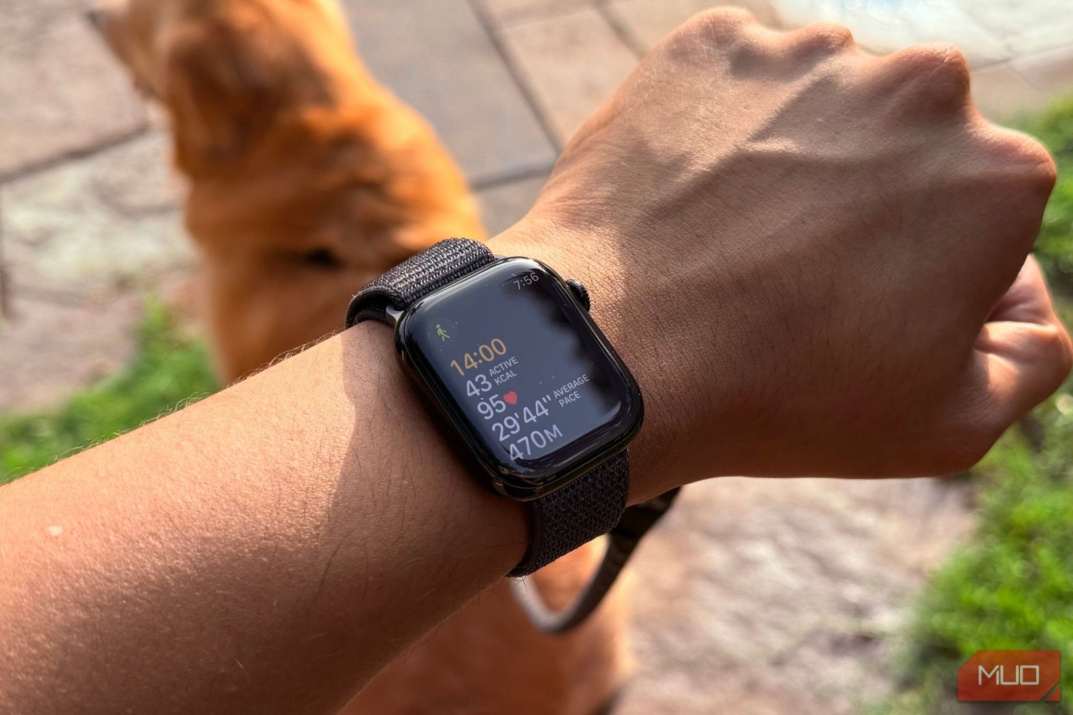 Apple Watch که روی مچ دست انسان پوشیده شده است با برنامه تمرین نمایش آمار