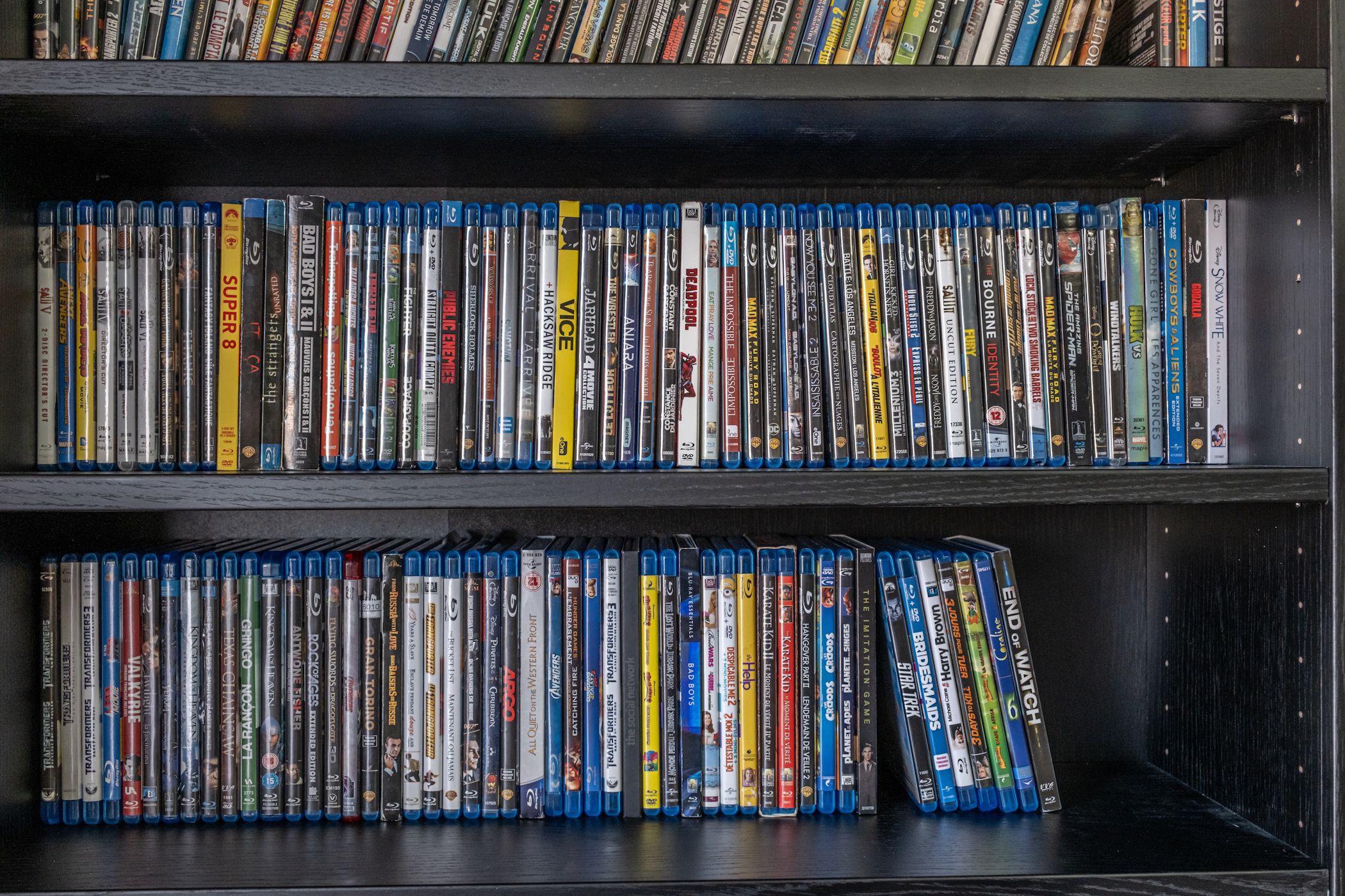 مجموعه Blu Ray در قفسه کتاب.