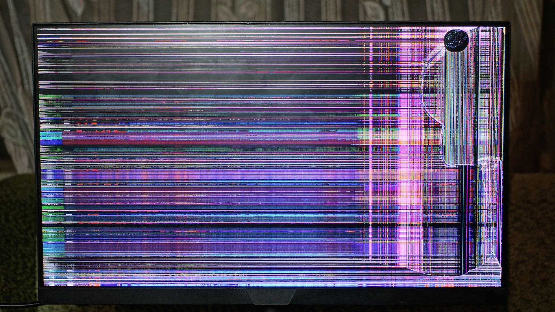 تلویزیون شکسته با صفحه نمایش LCD-1 خرد شده.