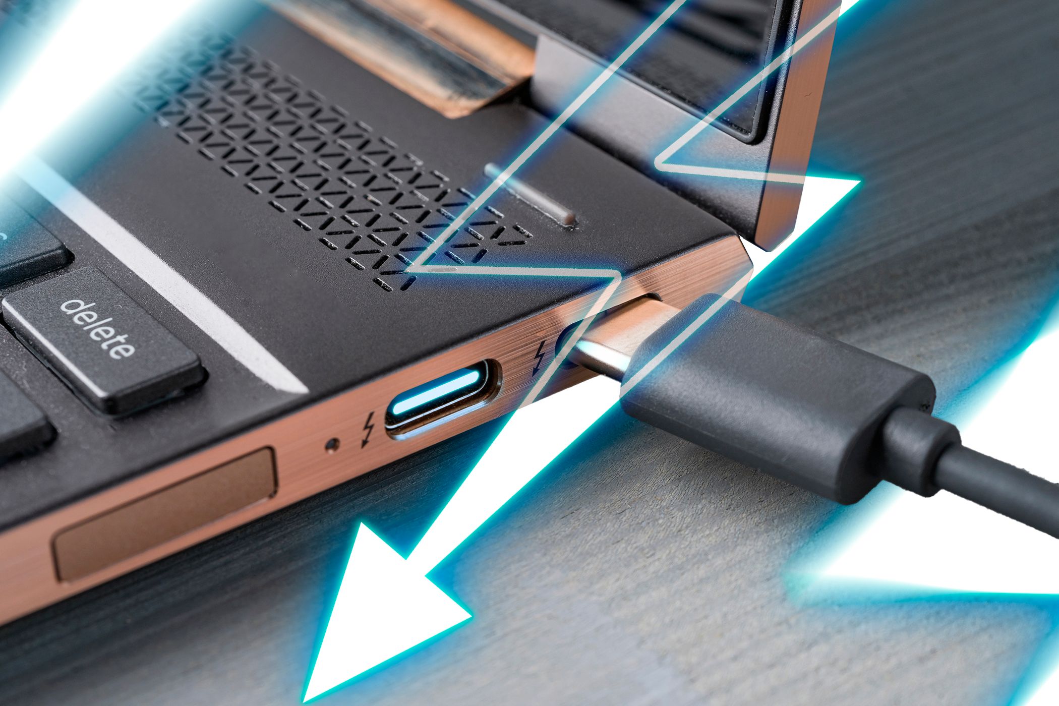 عکس نزدیک یک لپ تاپ با درگاه USB-C Thunderbolt و یک نماد Thunderbolt