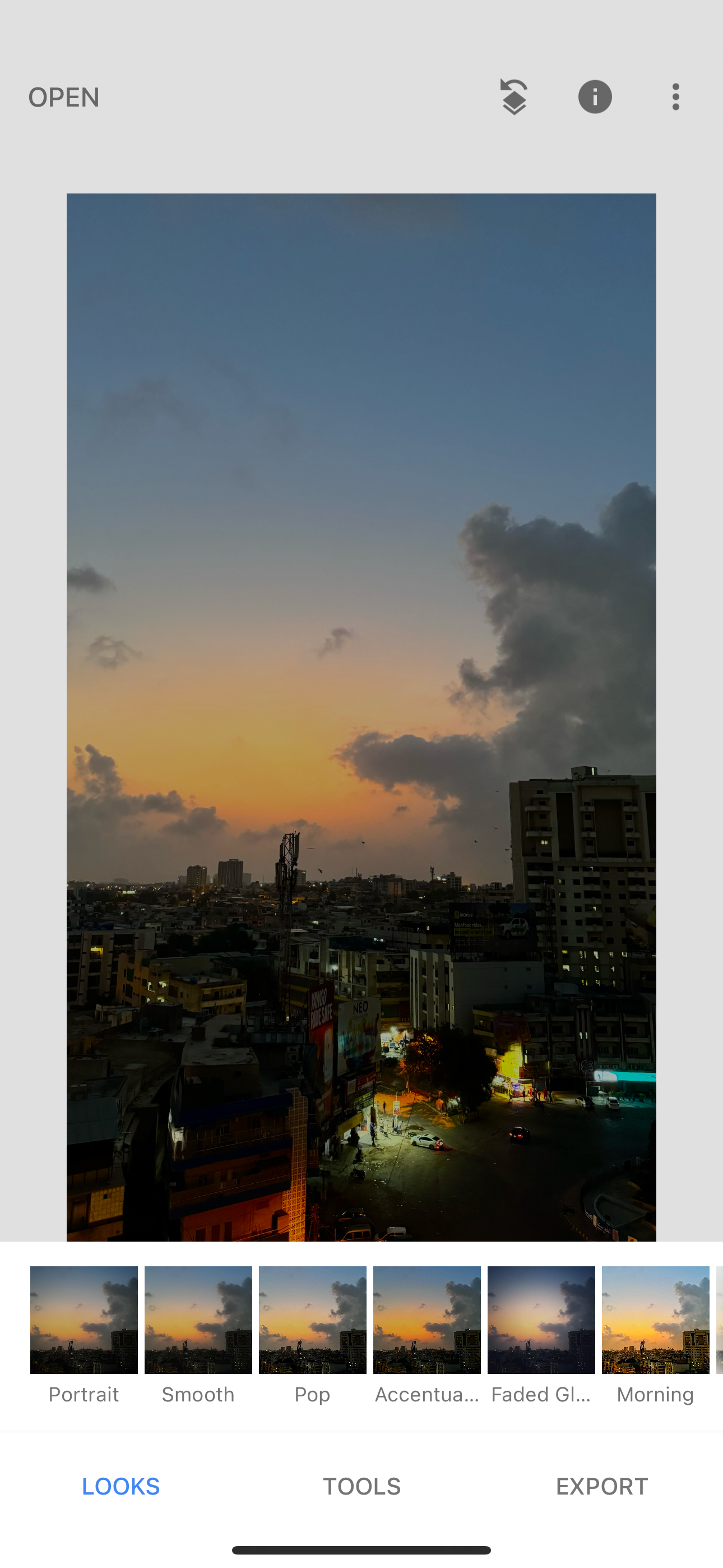 تصویر در ویرایشگر Snapseed Google باز است