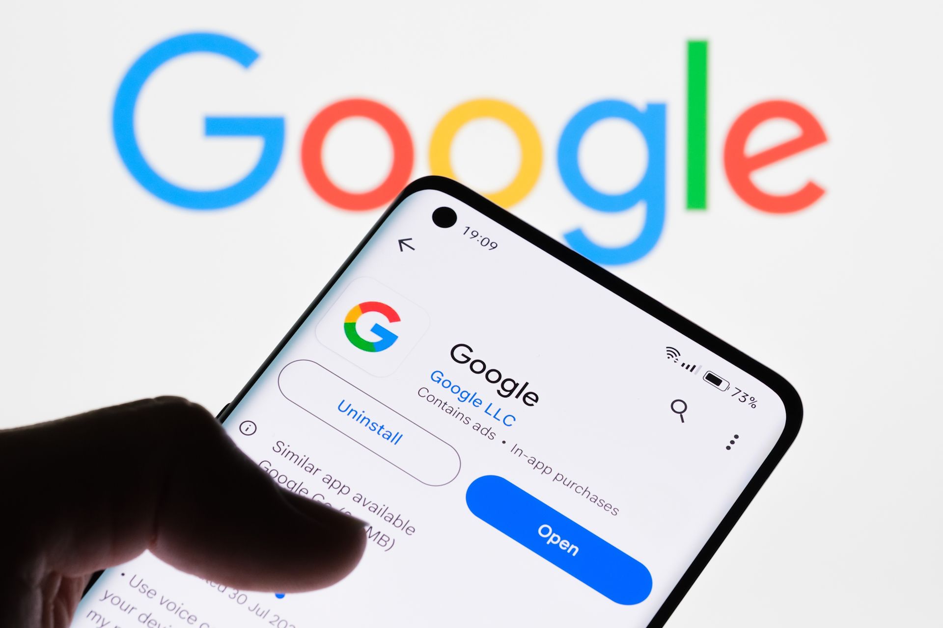 برنامه Google در صفحه تلفن هوشمند با آرم Google در پس زمینه
