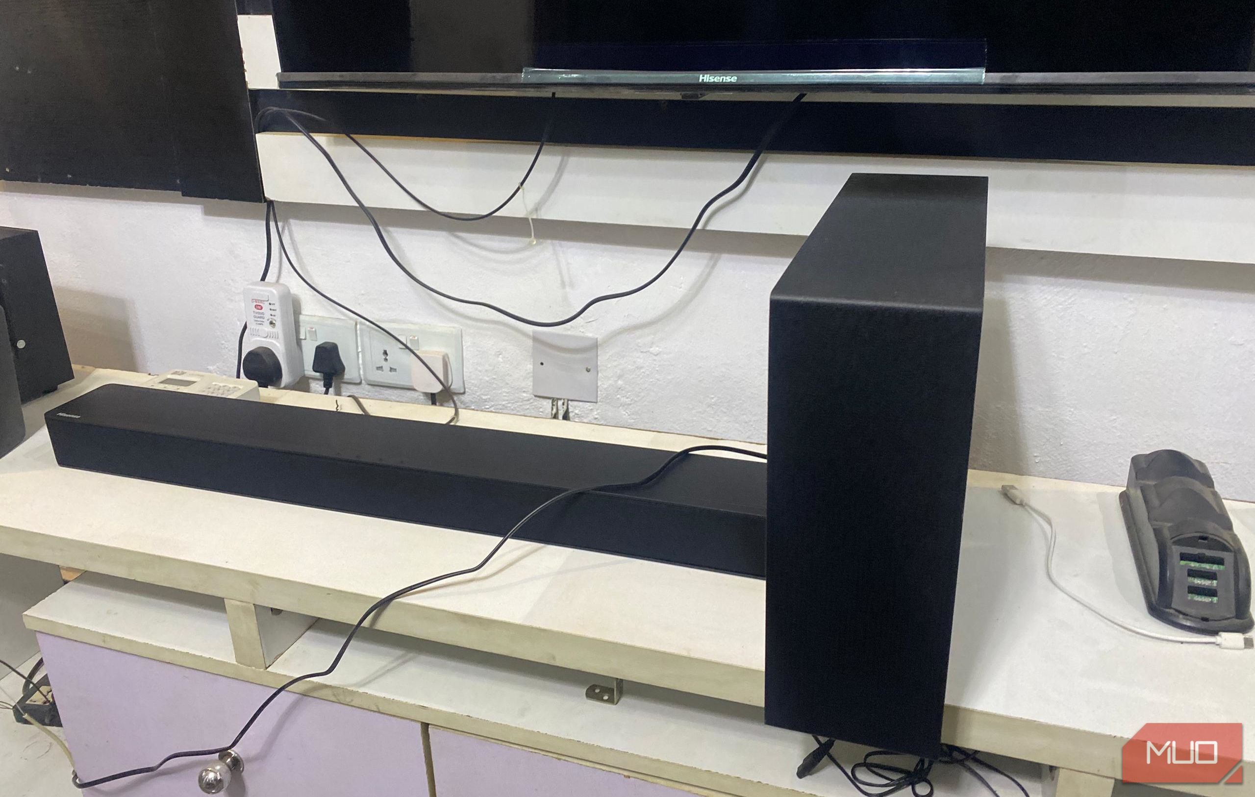 Hisense HS2100 Soundbar و ساب ووفر در کنار هم قرار گرفتند.