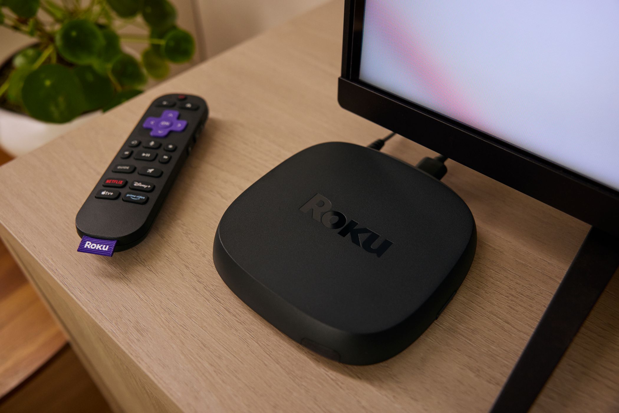 2024 Roku Ultra و از راه دور در کنار تلویزیون