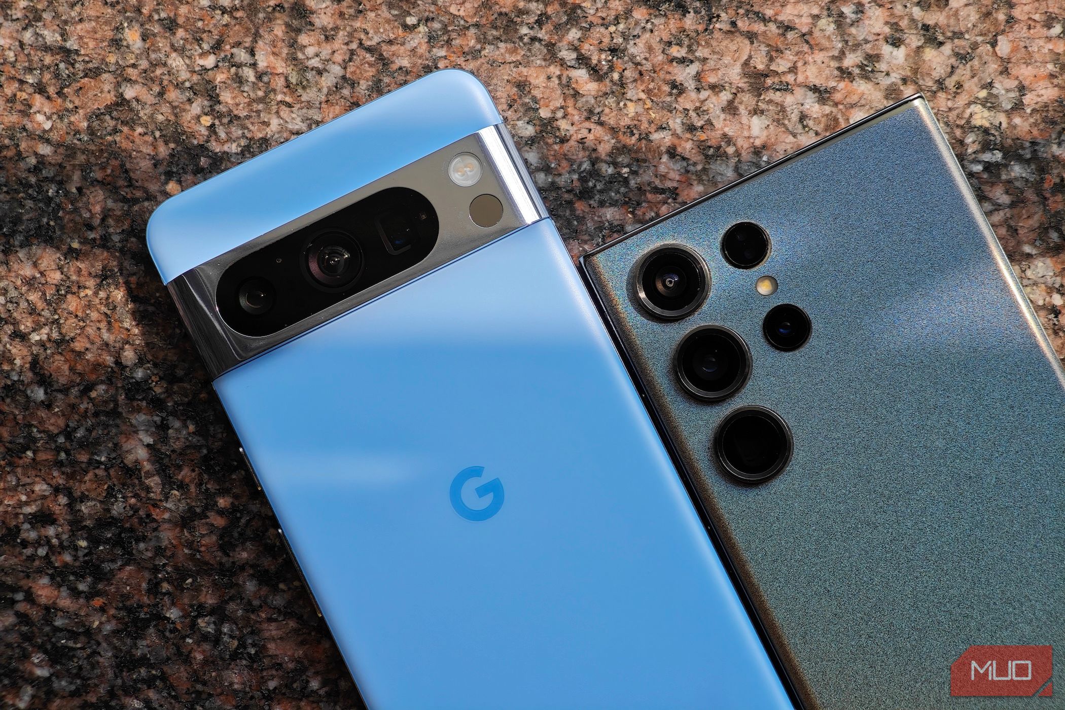 Google Pixel 8 Pro و Galaxy S23 Ultra در کنار یکدیگر قرار دارند