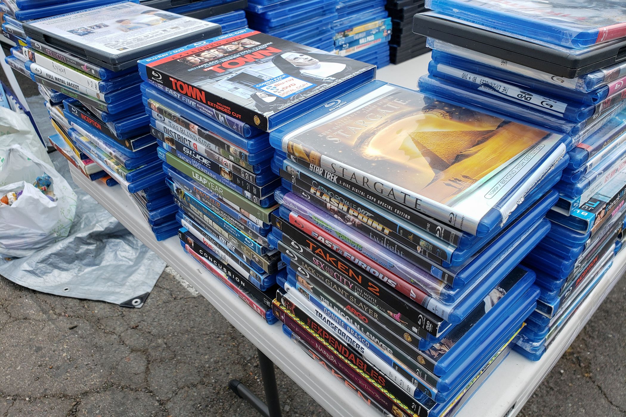 پشته های دیسک و جعبه های Blu Ray.