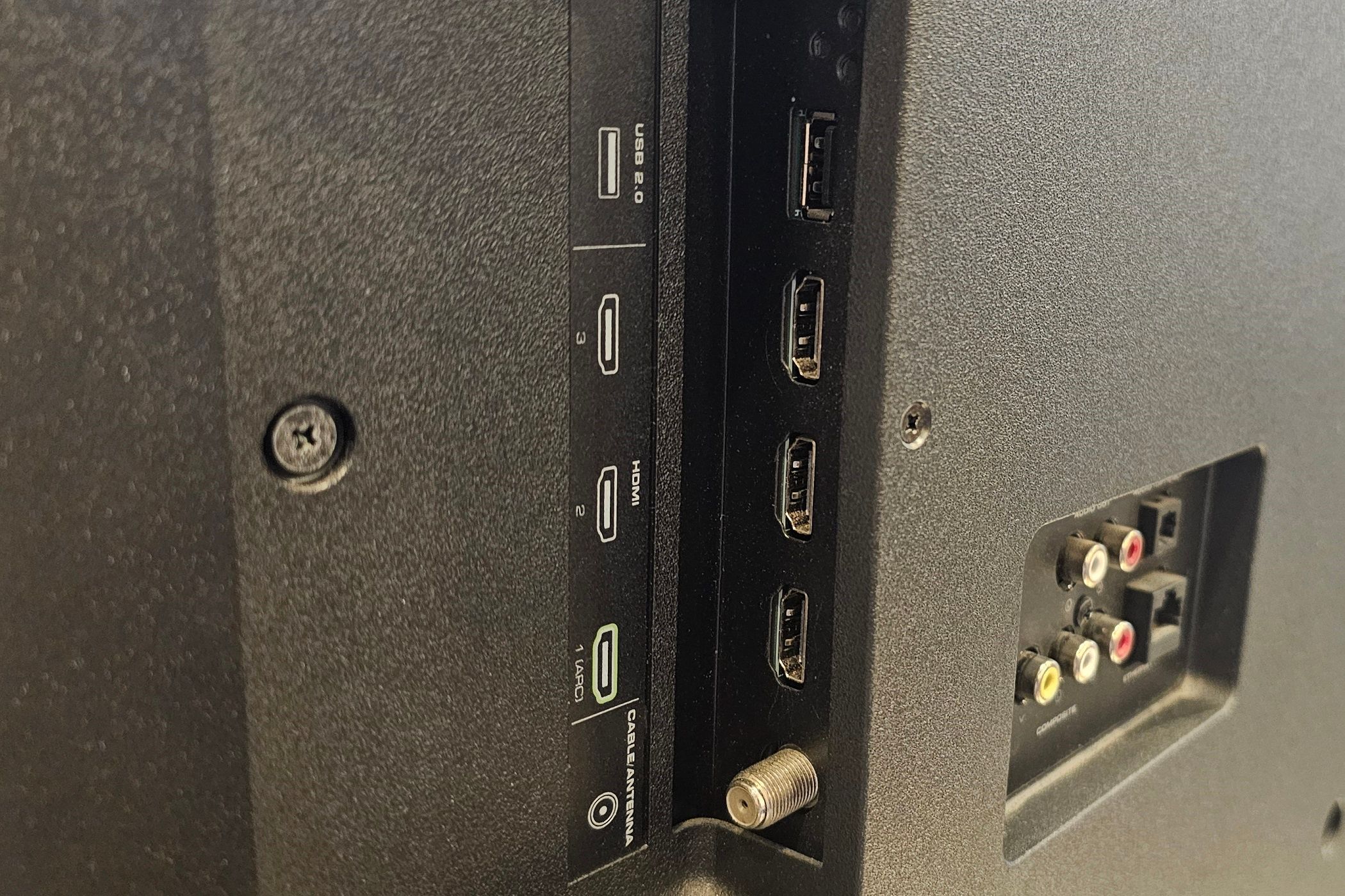 درگاه های USB ، HDMI و RCA در پشت تلویزیون هوشمند Vizio