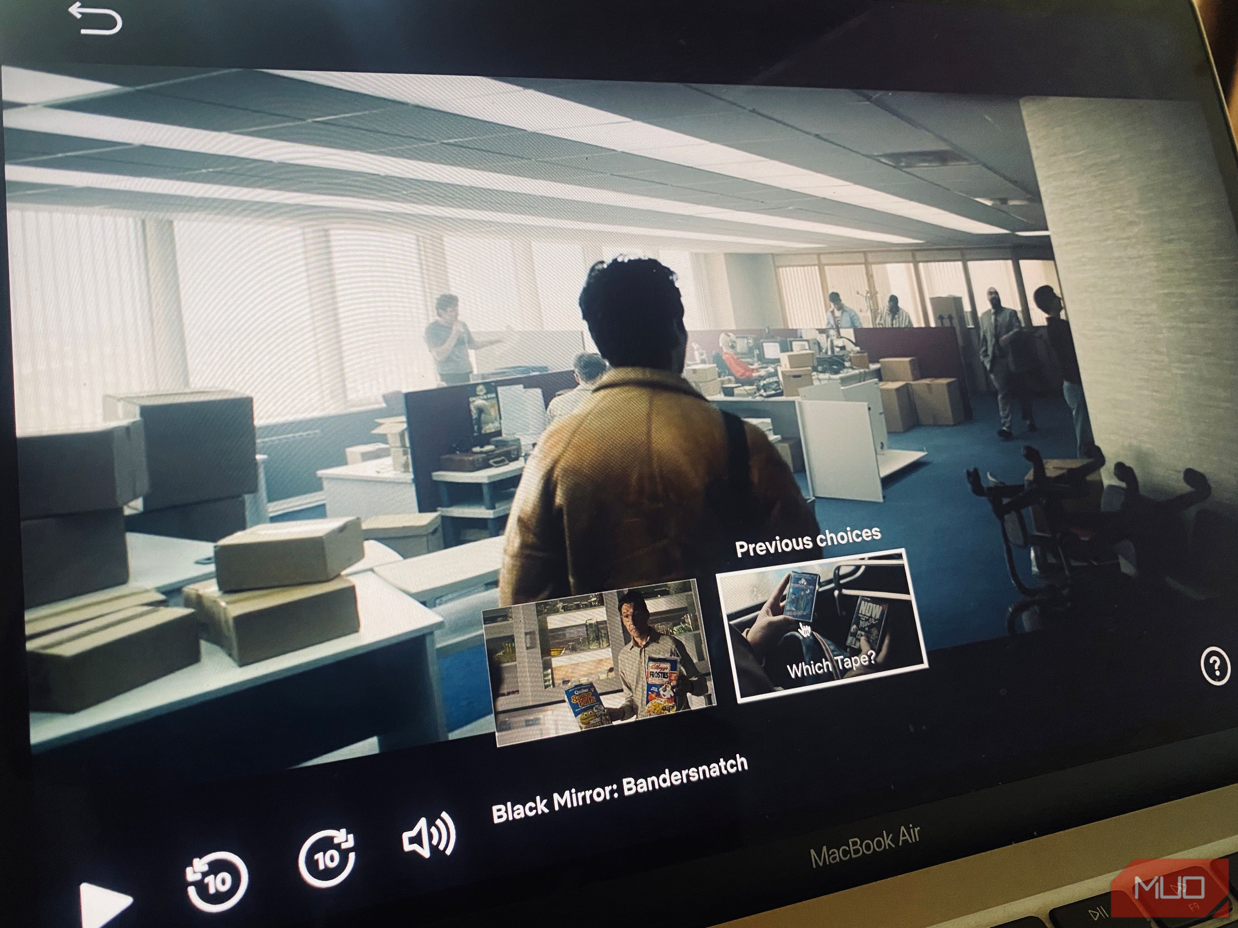 تماشای فیلم تعاملی Black Mirror Bandersnatch در Netflix در لپ تاپ