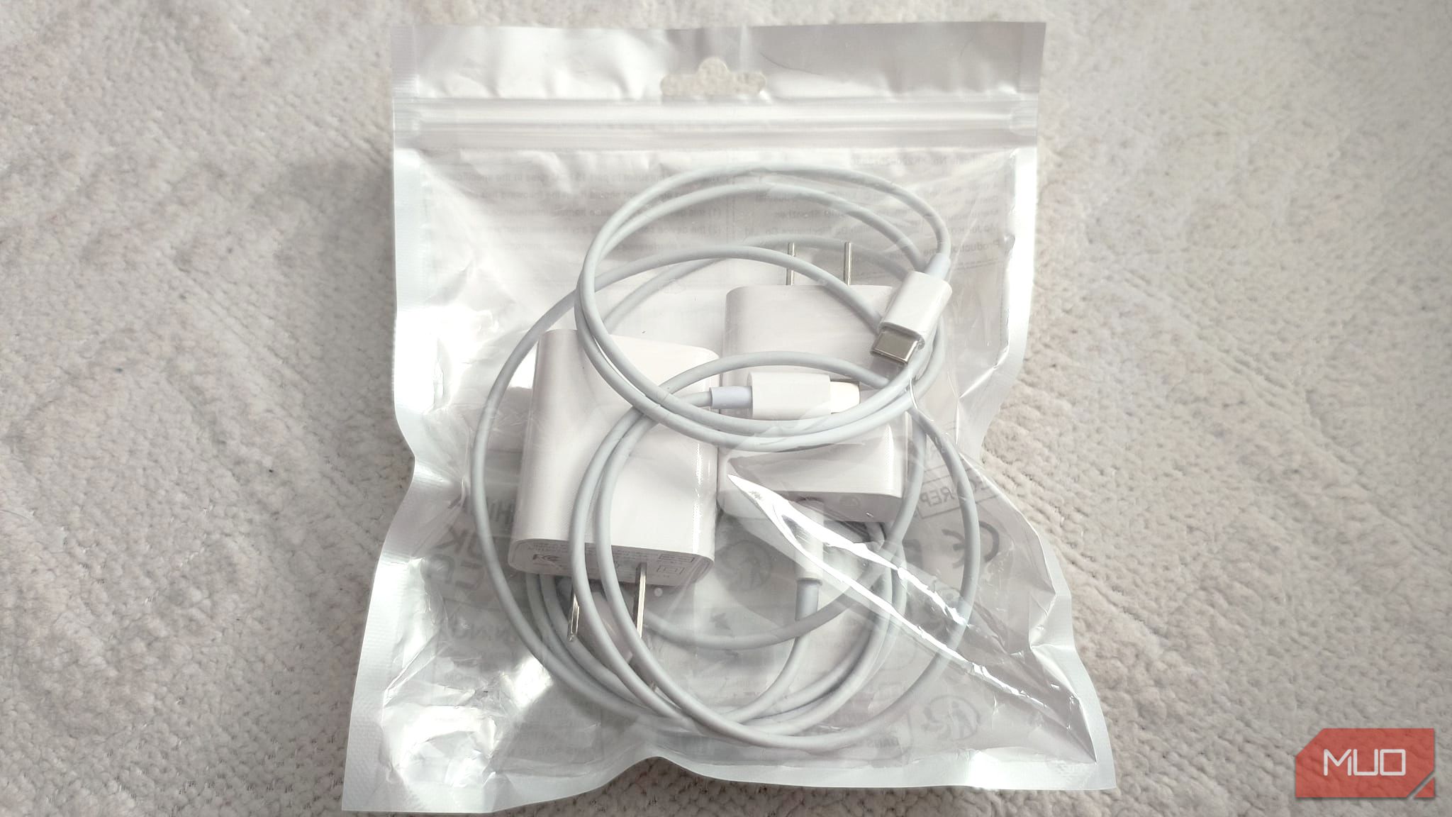 یک بسته دو قطبی USB-C و کابل های USB-C در یک بسته پلاستیکی سفید