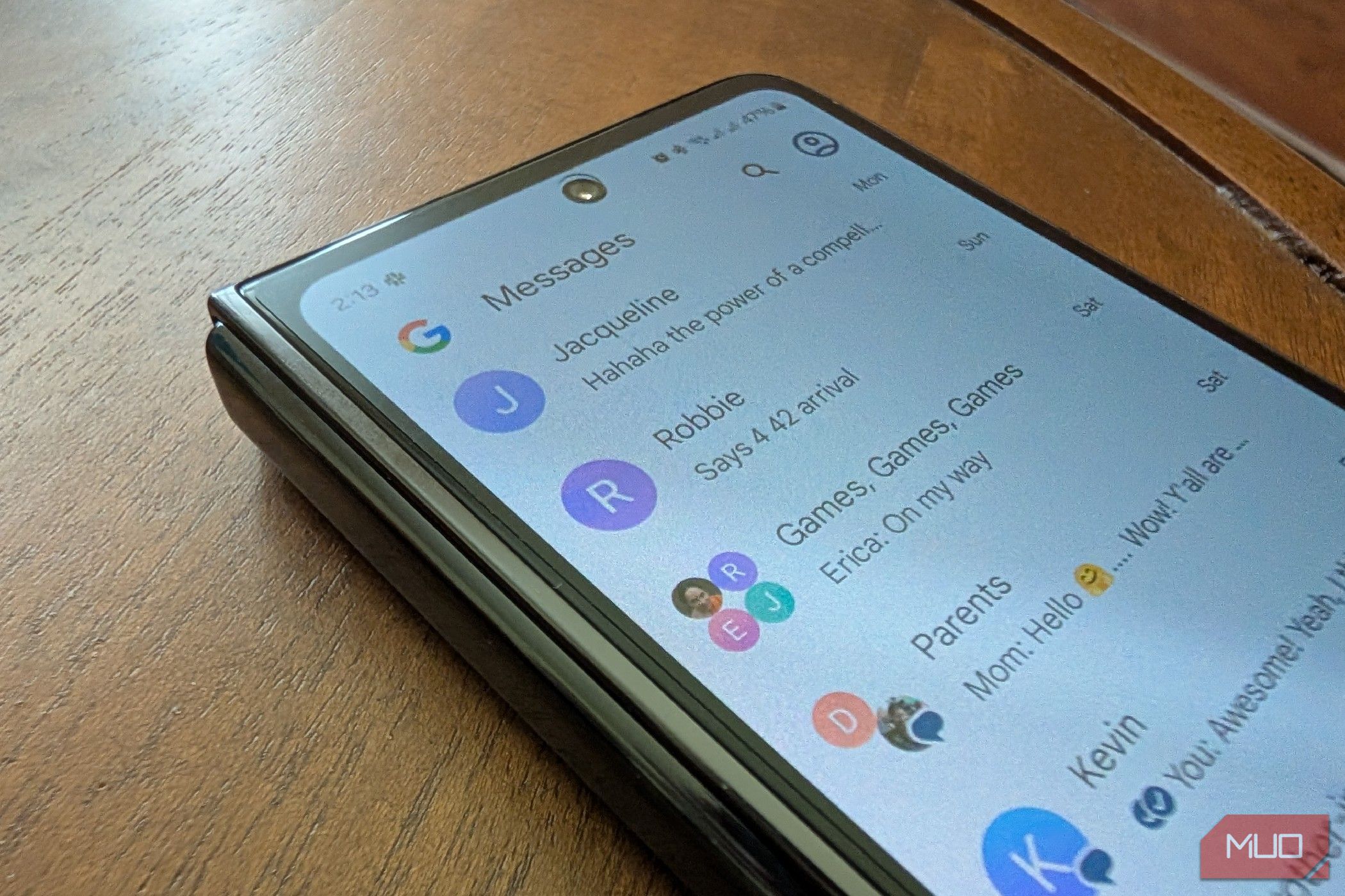 مکالمات در پیام های Google در Galaxy Z Fold 5.