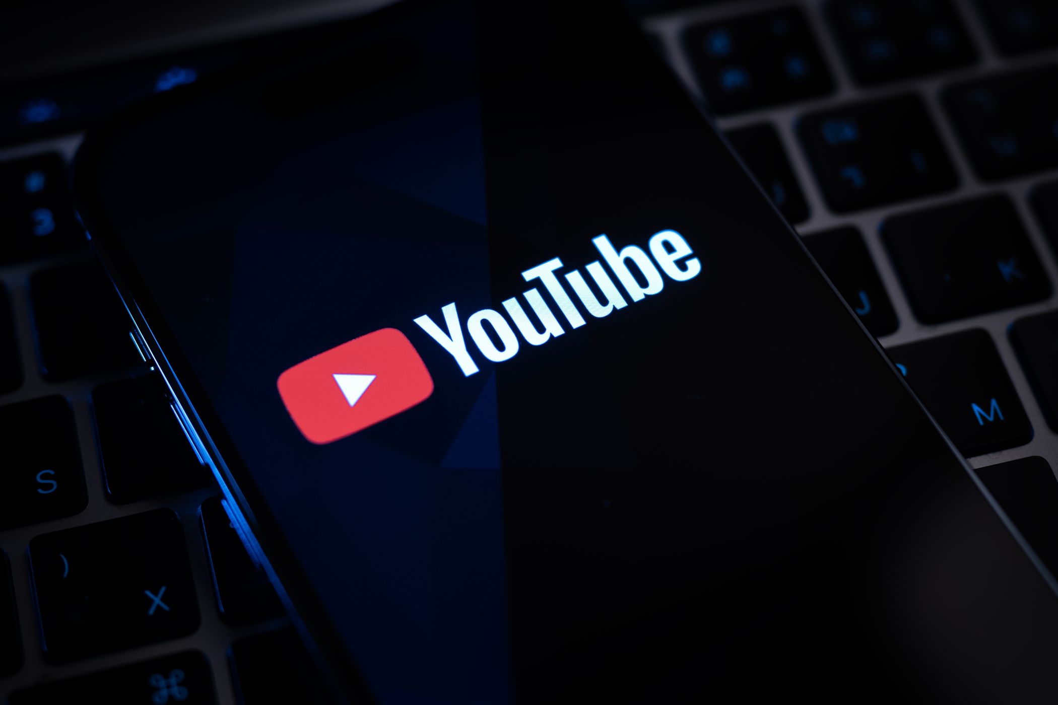 آرم YouTube در صفحه تلفن هوشمند