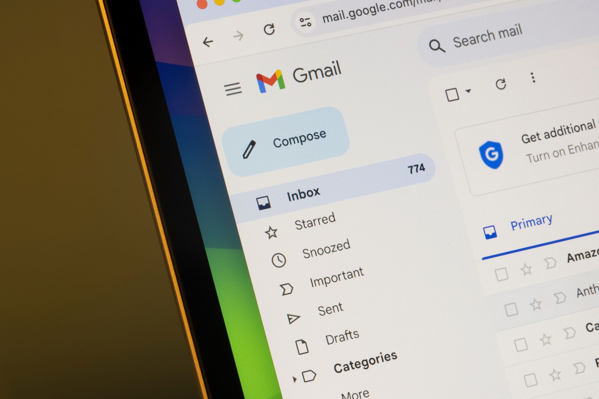 صندوق ورودی Gmail روی صفحه لپ تاپ