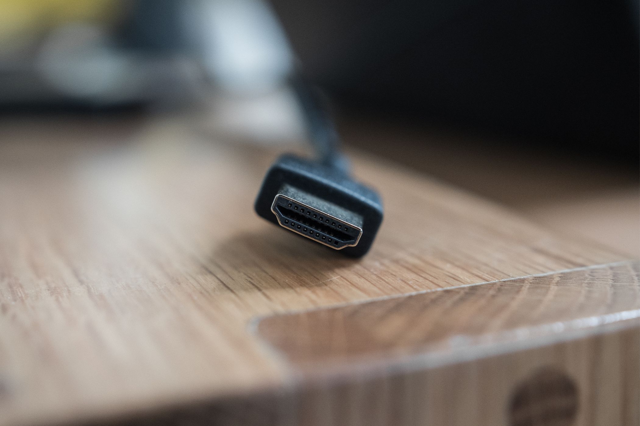یک کانکتور HDMI روی یک میز چوبی