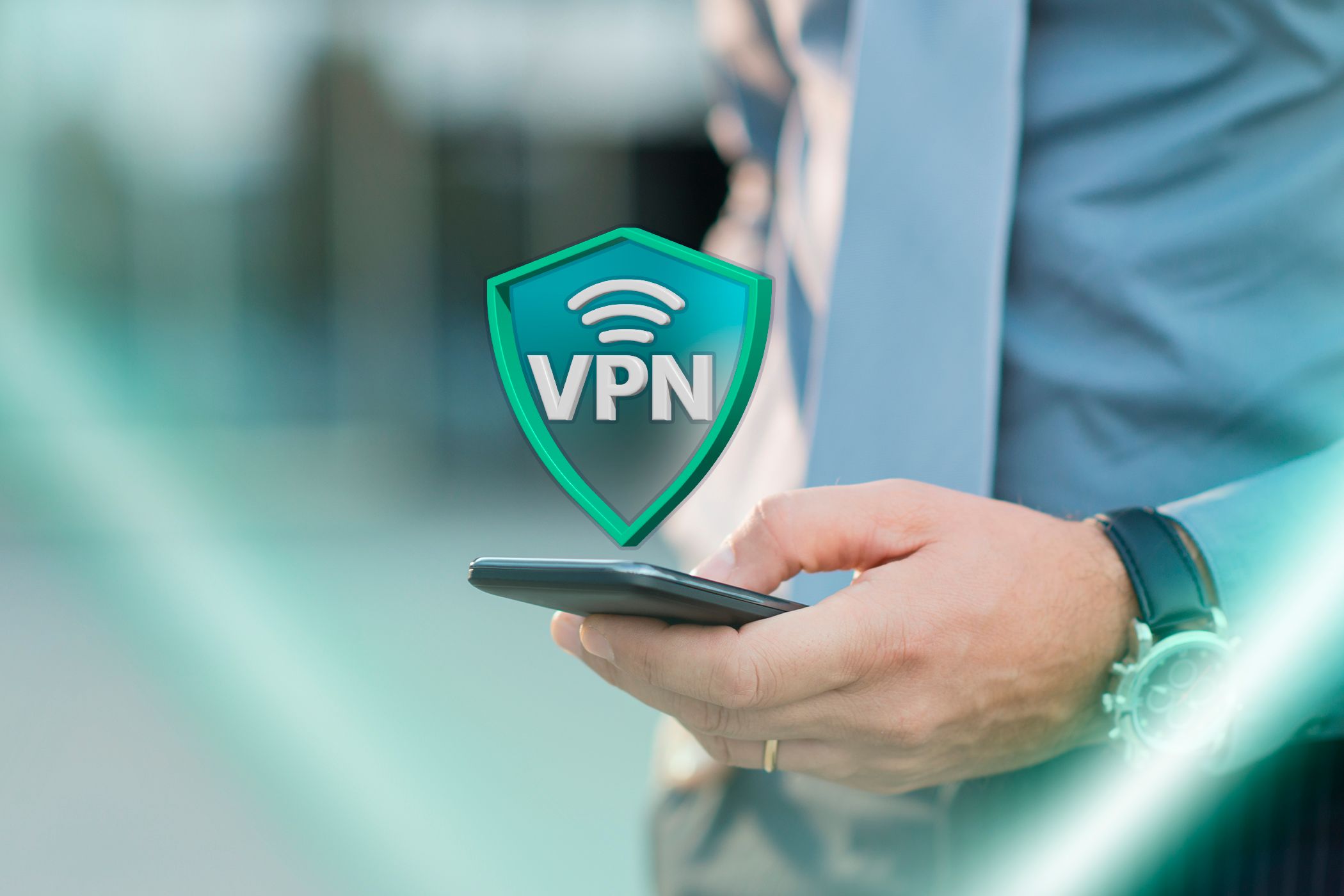شخصی که تلفن با یک نماد VPN در حال معلق در بالای صفحه است.