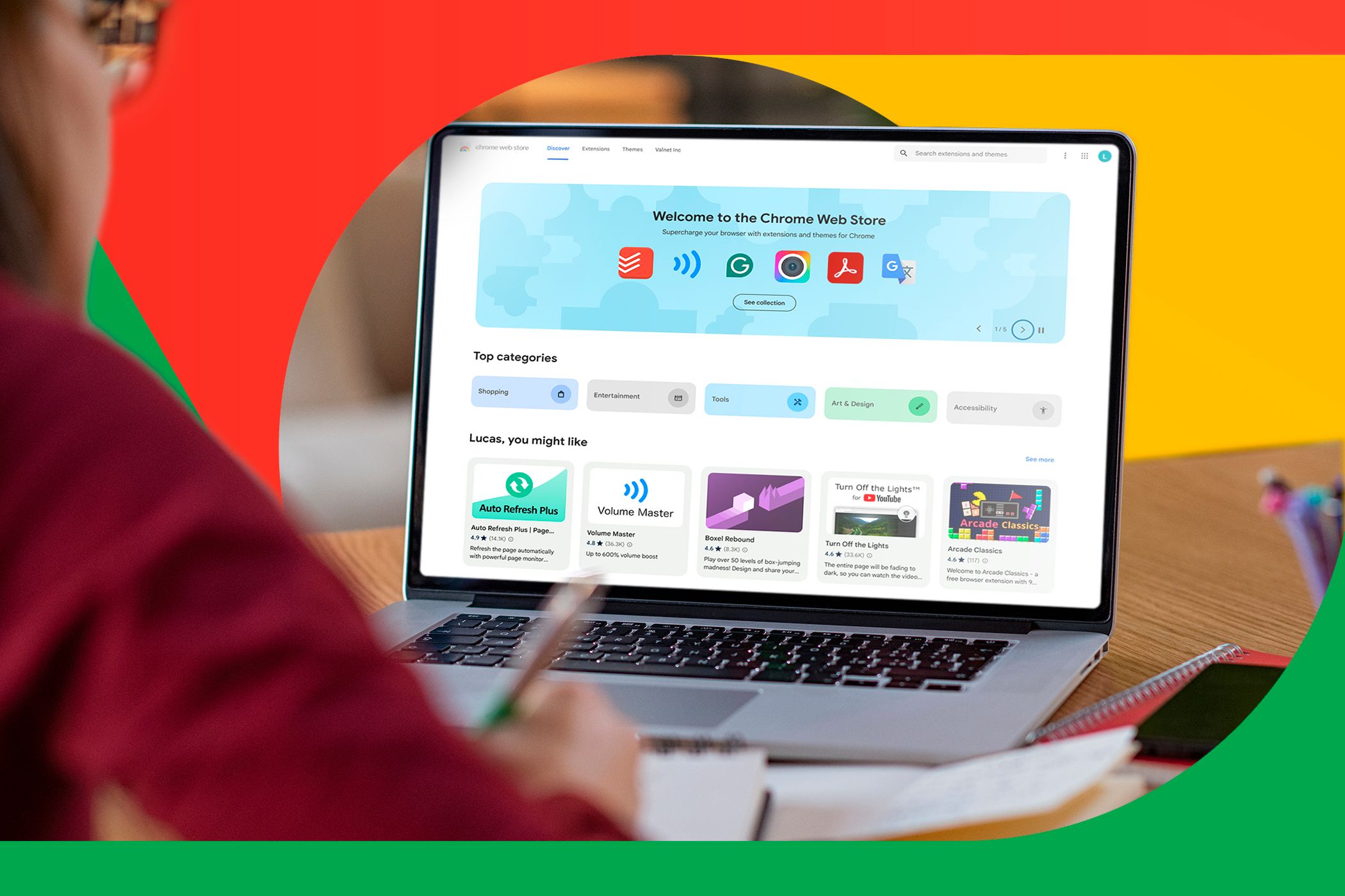 شخصی که در حال استفاده از لپ تاپ با فروشگاه وب Google Chrome است.