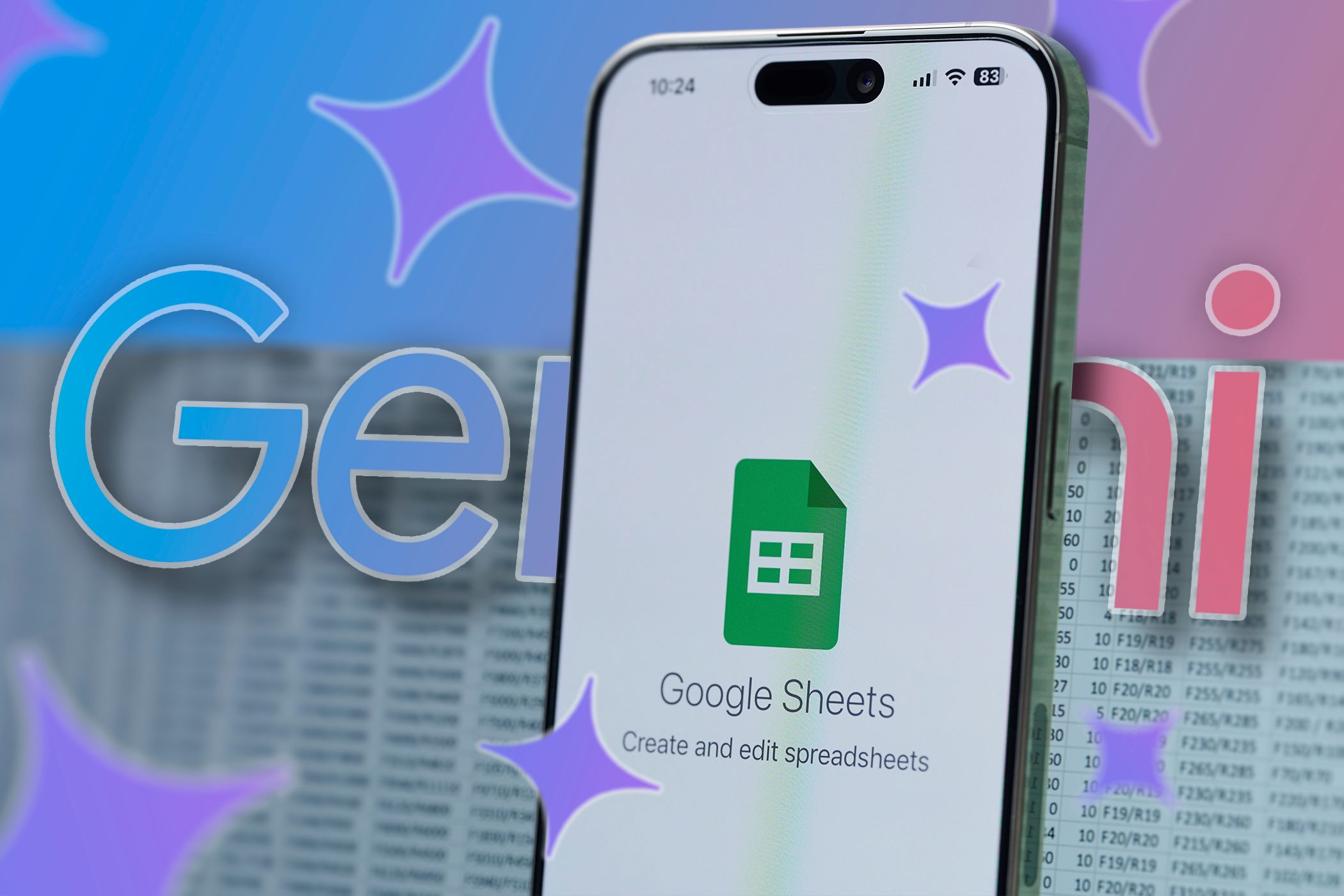 یک تلفن با آرم Google Sheets ، صفحه گسترده در پس زمینه با آرم Gemini و چندین نماد درخشان در اطراف.