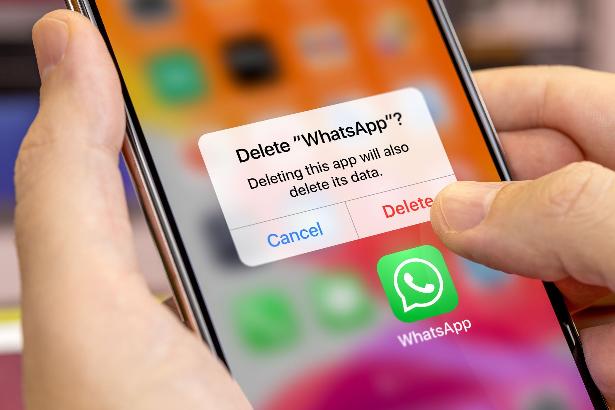 یک تلفن هوشمند با گزینه Delete WhatsApp