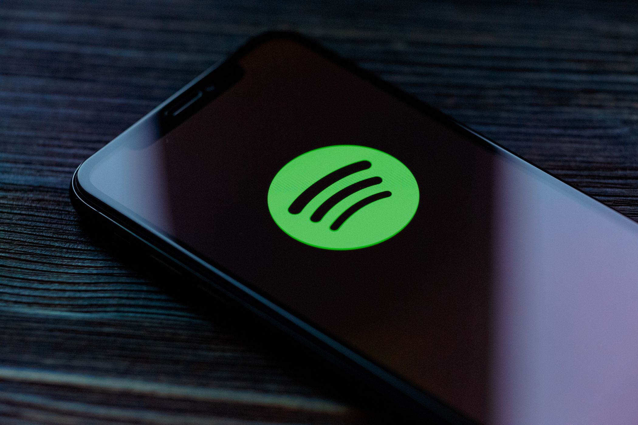 یک آرم Spotify در تلفن هوشمند