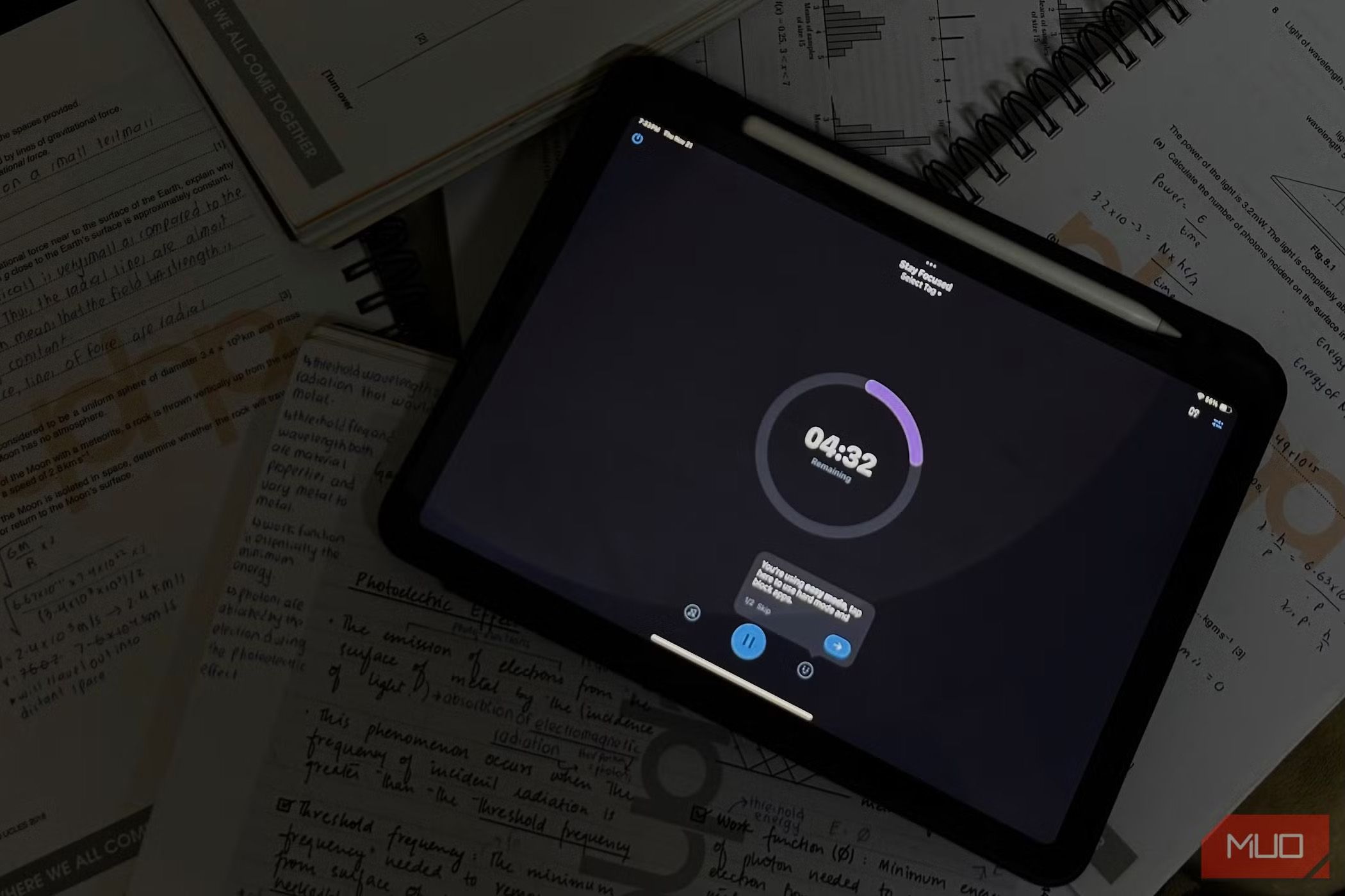 یک تایمر مطالعه روی iPad با یادداشت های اطراف آن باز می شود