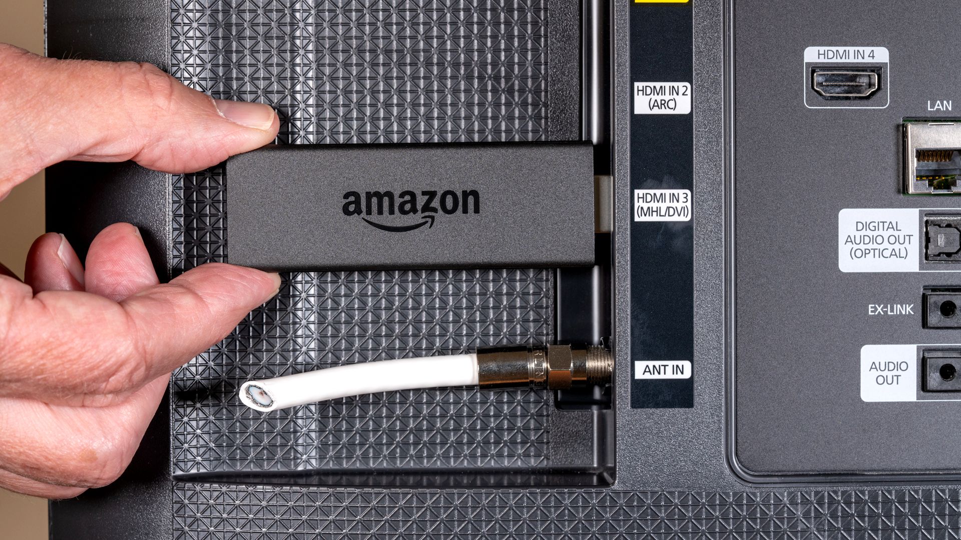 چوب آتش نشانی آمازون در درگاه HDMI با کابل آنتن تلویزیون برش خورده