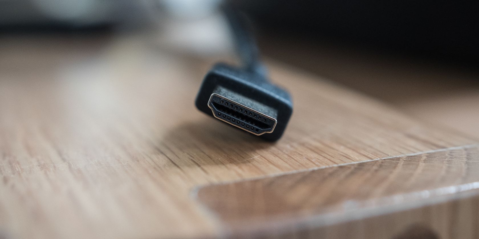 یک کانکتور نر HDMI روی یک میز