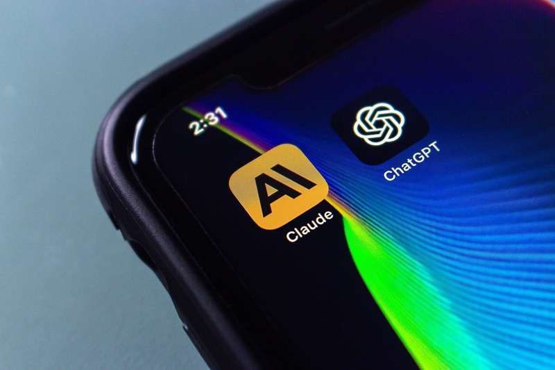 نمادهای Claude و Chatgpt در صفحه تلفن های هوشمند.