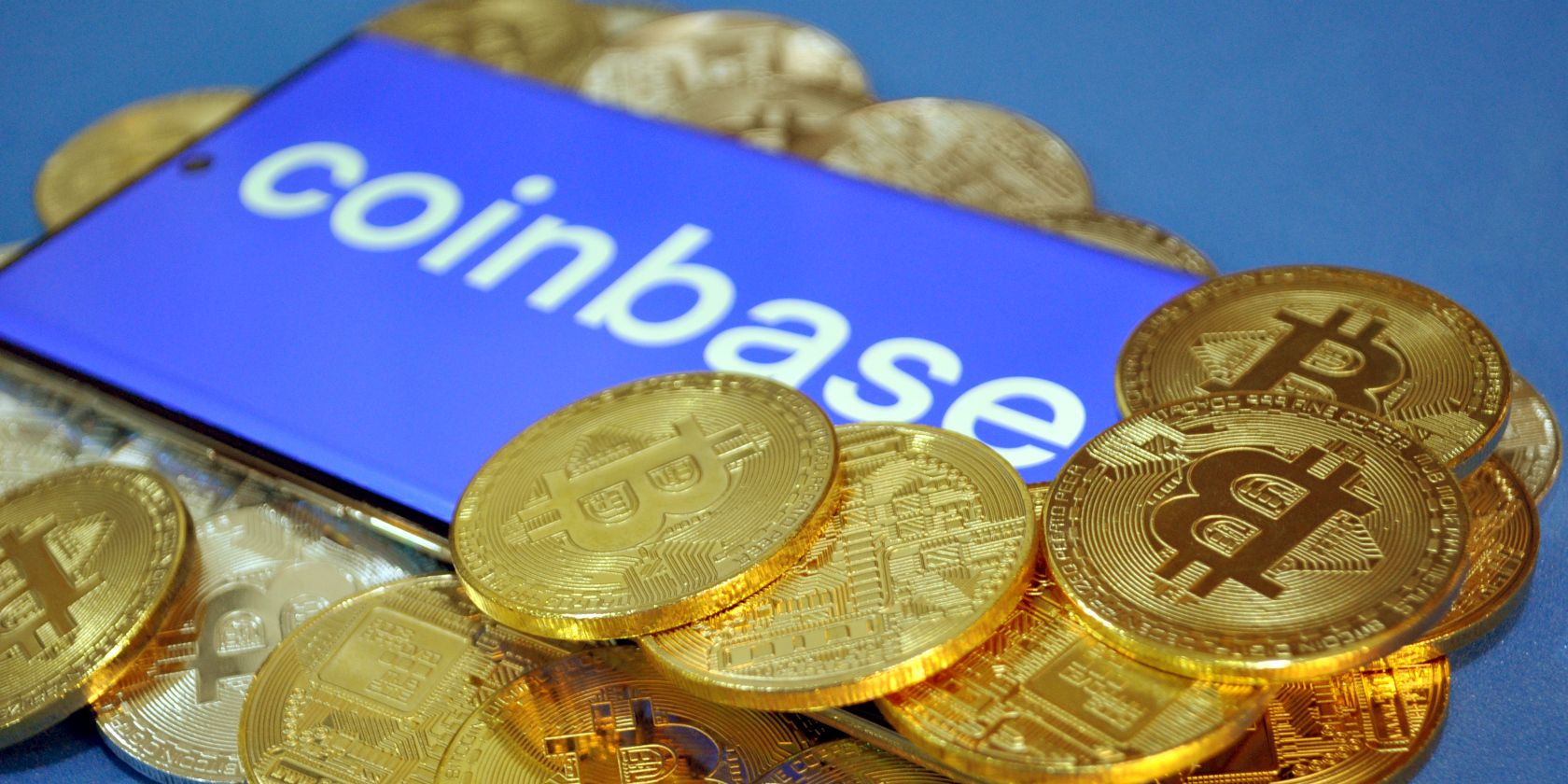 آرم Coinbase با ویژگی بیت کوین در اطراف